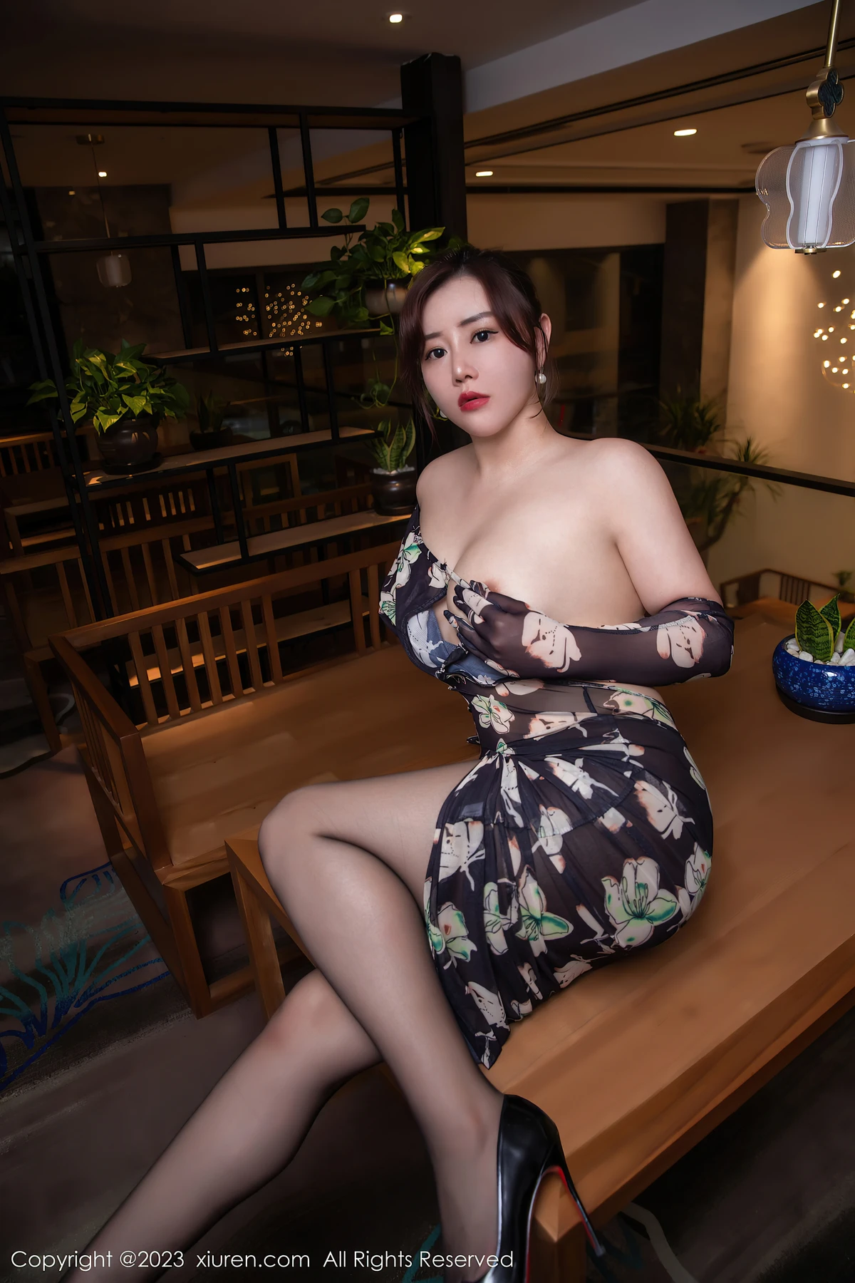 XiuRen No.6265 王婉悠Queen:深褐长裙裹不住的丰腴魅惑,这组写真戳中女生的“美力开关”! - 4