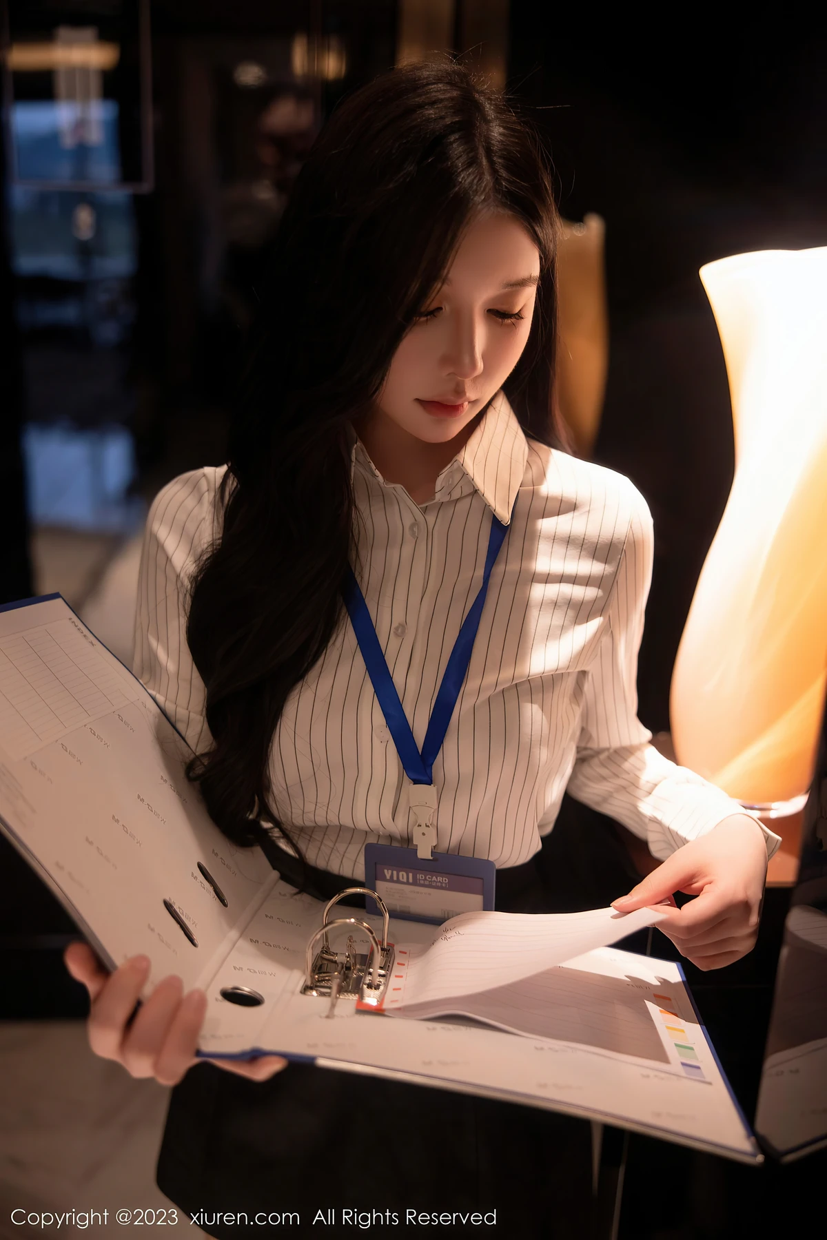 秀人网No.6247 林珊珊:白T黑裙+原色丝袜,把日常性感拍成心动瞬间 - 7