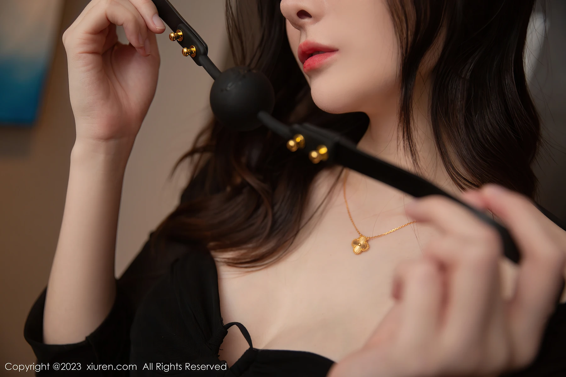 XiuRen No.6204 是小逗逗黑丝写真：藏不住的曼妙曲线，女生的美就该被这样记录！ - 5