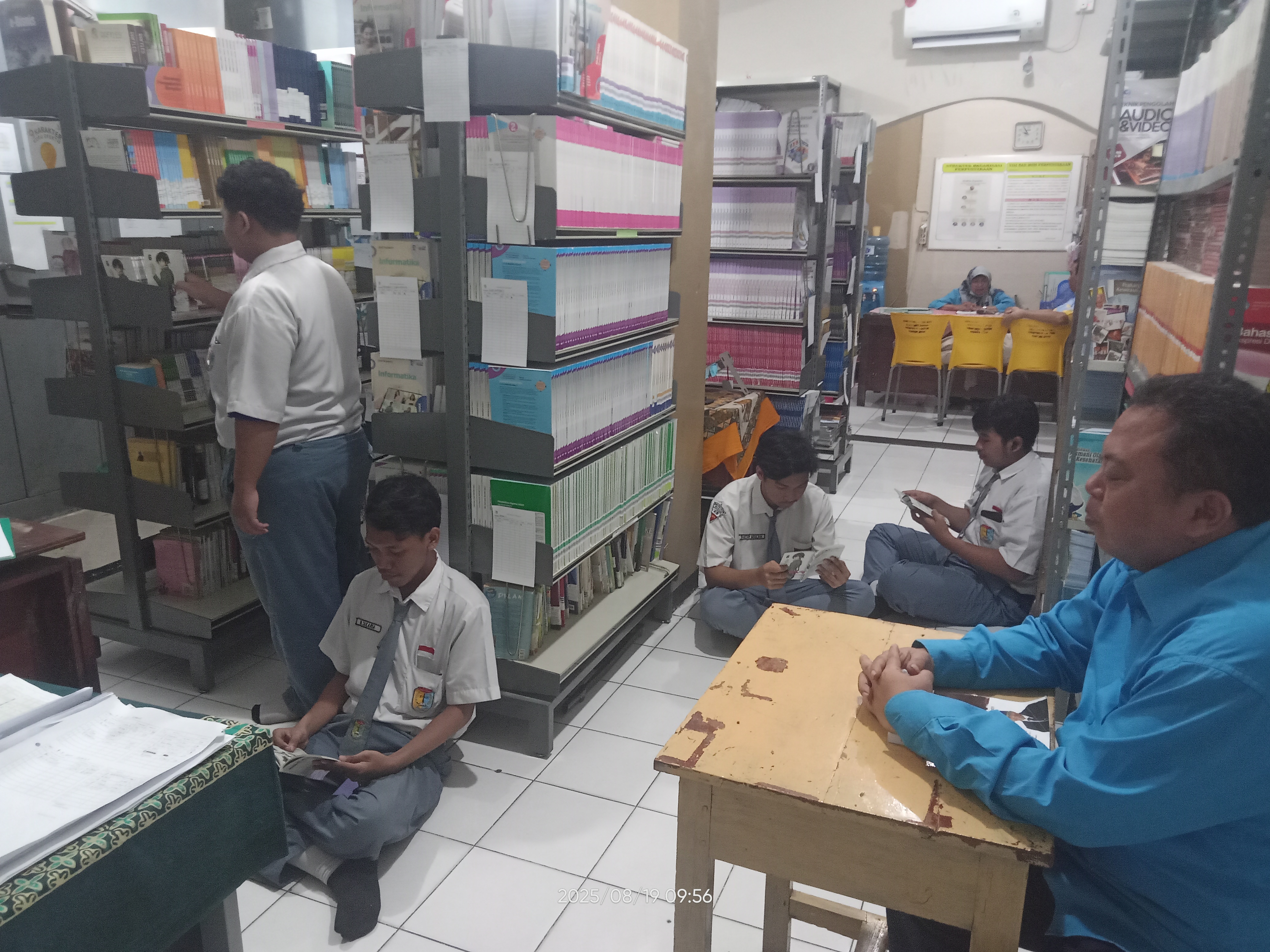 Interior perpustakaan Wiyata Pustaka SMK Pawiyatan Surabaya