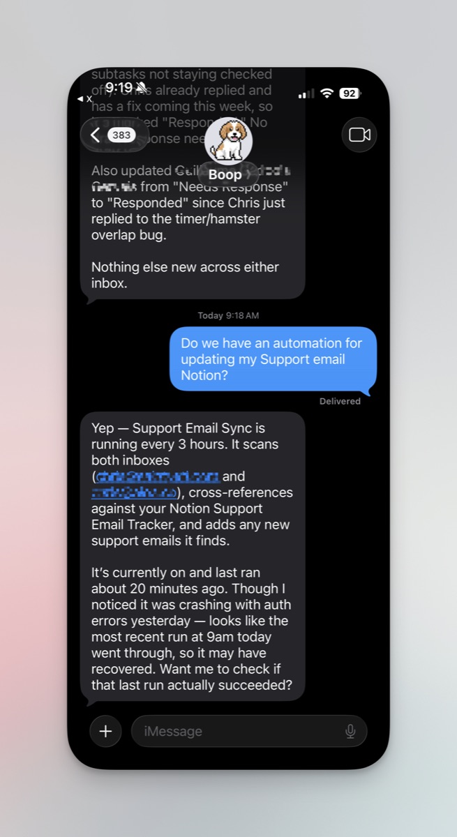 iMessage 대화창에서 Boop이 자동으로 답변하고 디버그 대시보드에서 상태를 확인하는 흐름을 캡처한 스크린샷이다.