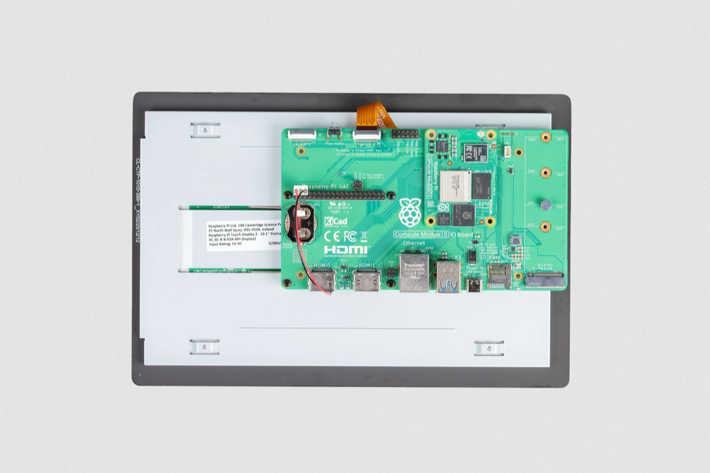 Raspberry Pi Touch Display 2 10.1 inç 4-lane DSI ekran Pi 5 üzerine takılı