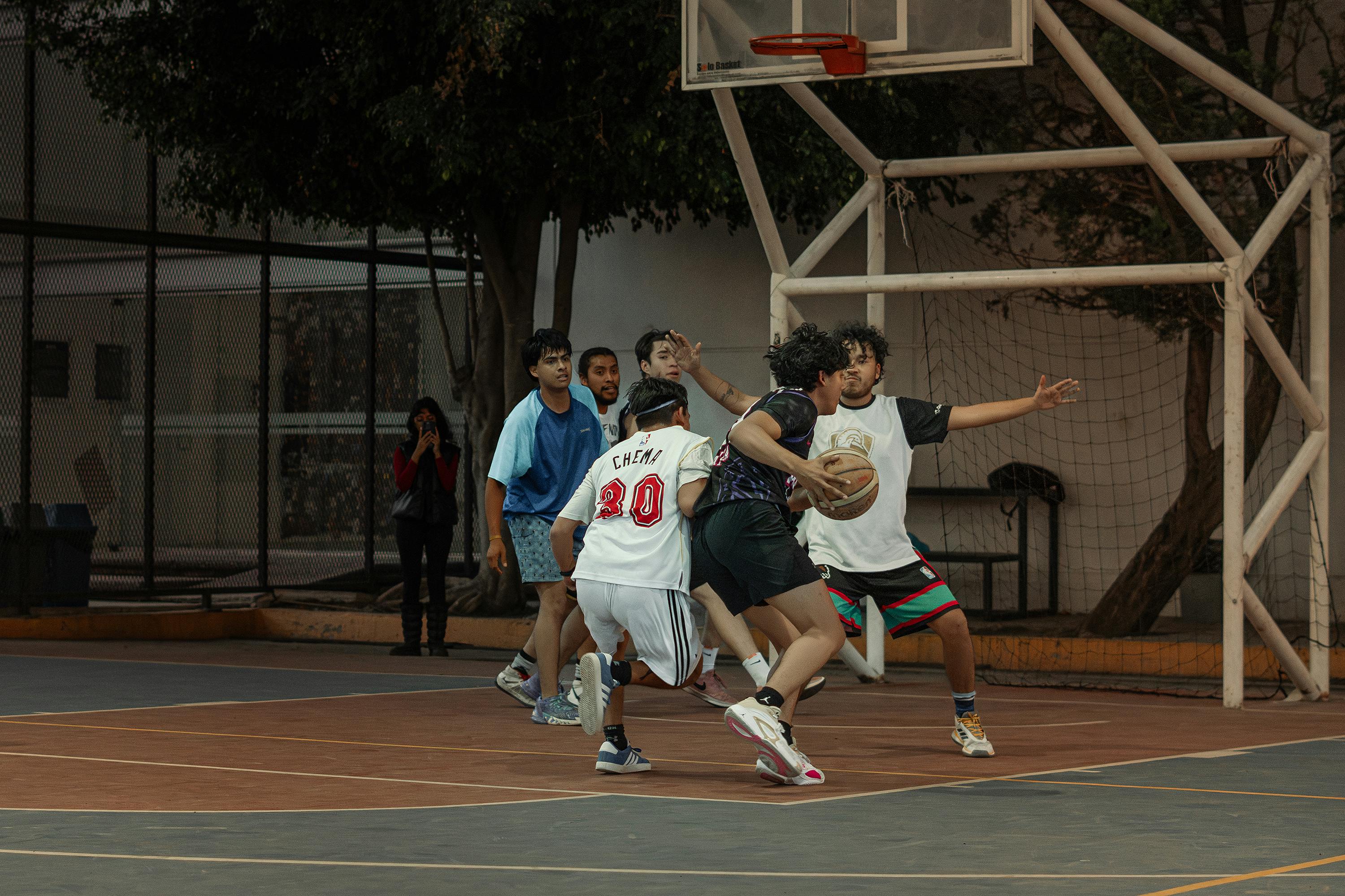 Jovens jogando basquete