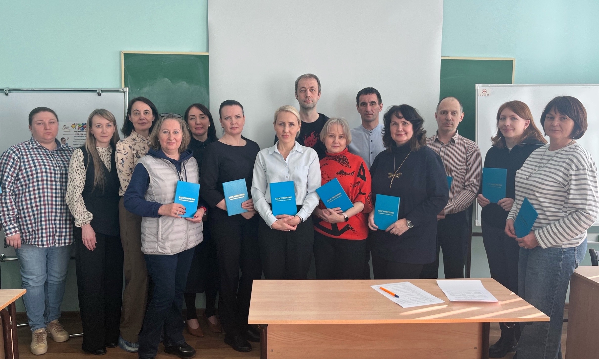 Вручение свидетельств в актовом зале