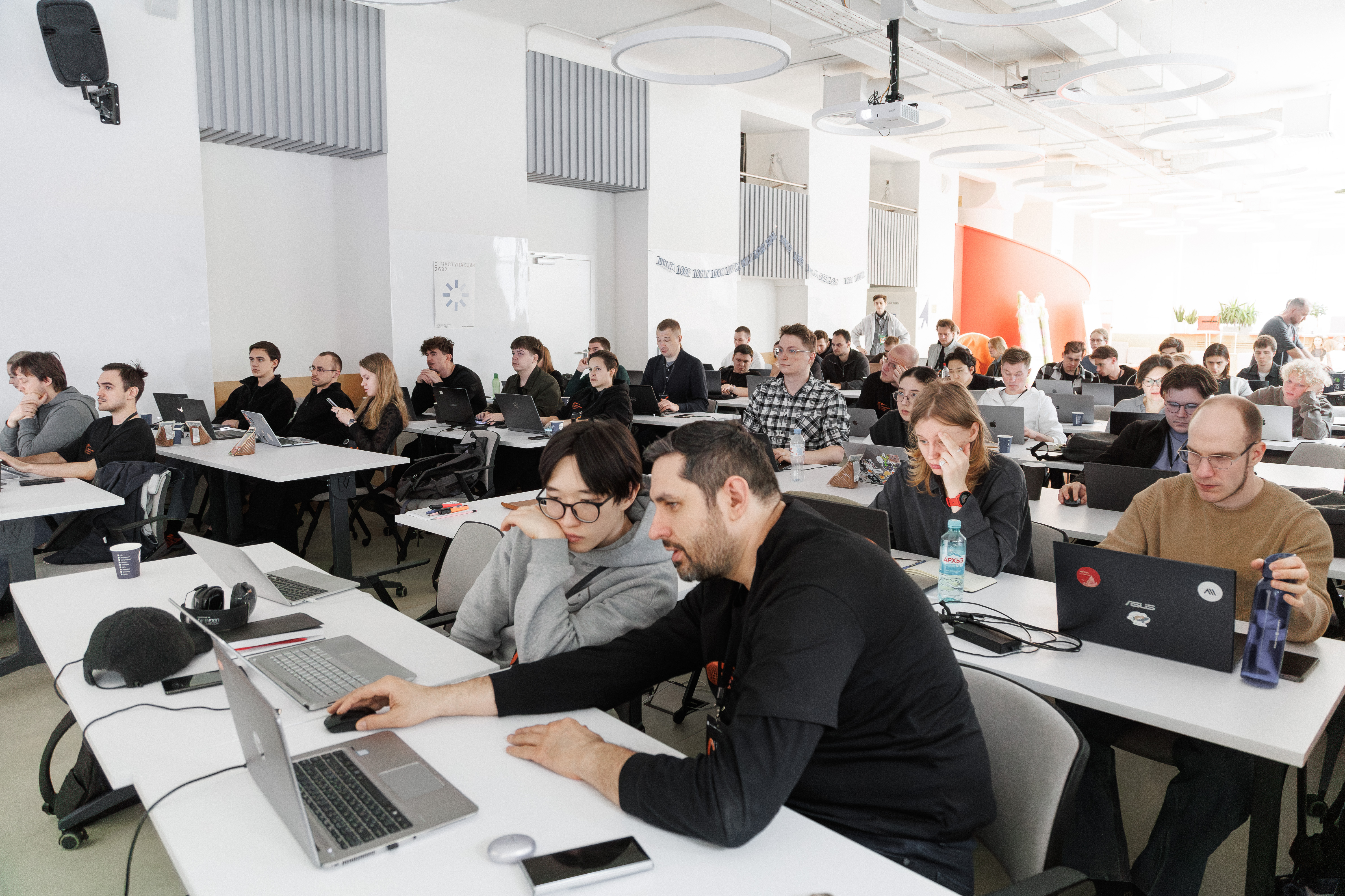 Участники AI Talent Camp работают над проектами в аудитории