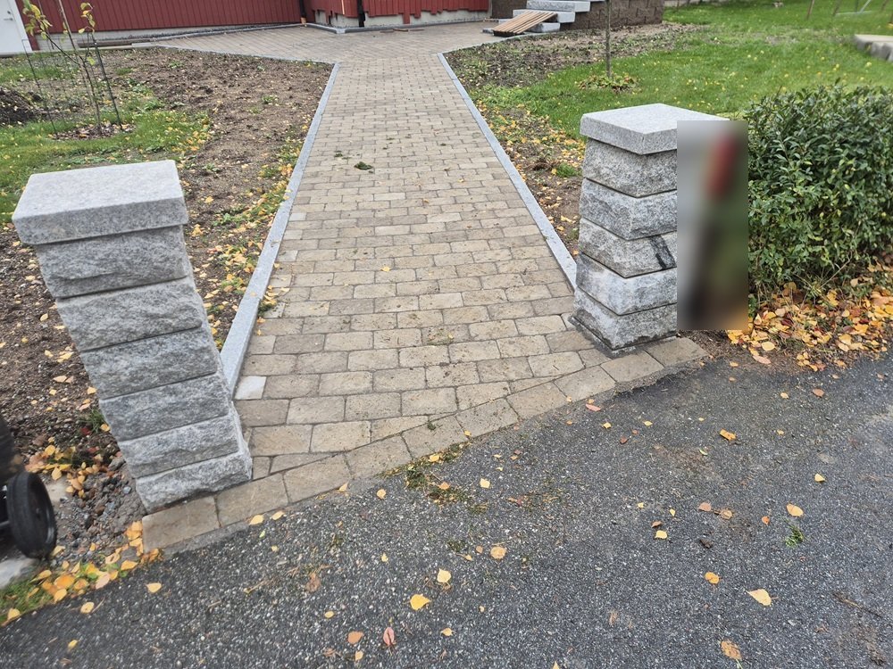 Foto av två granitstolpar