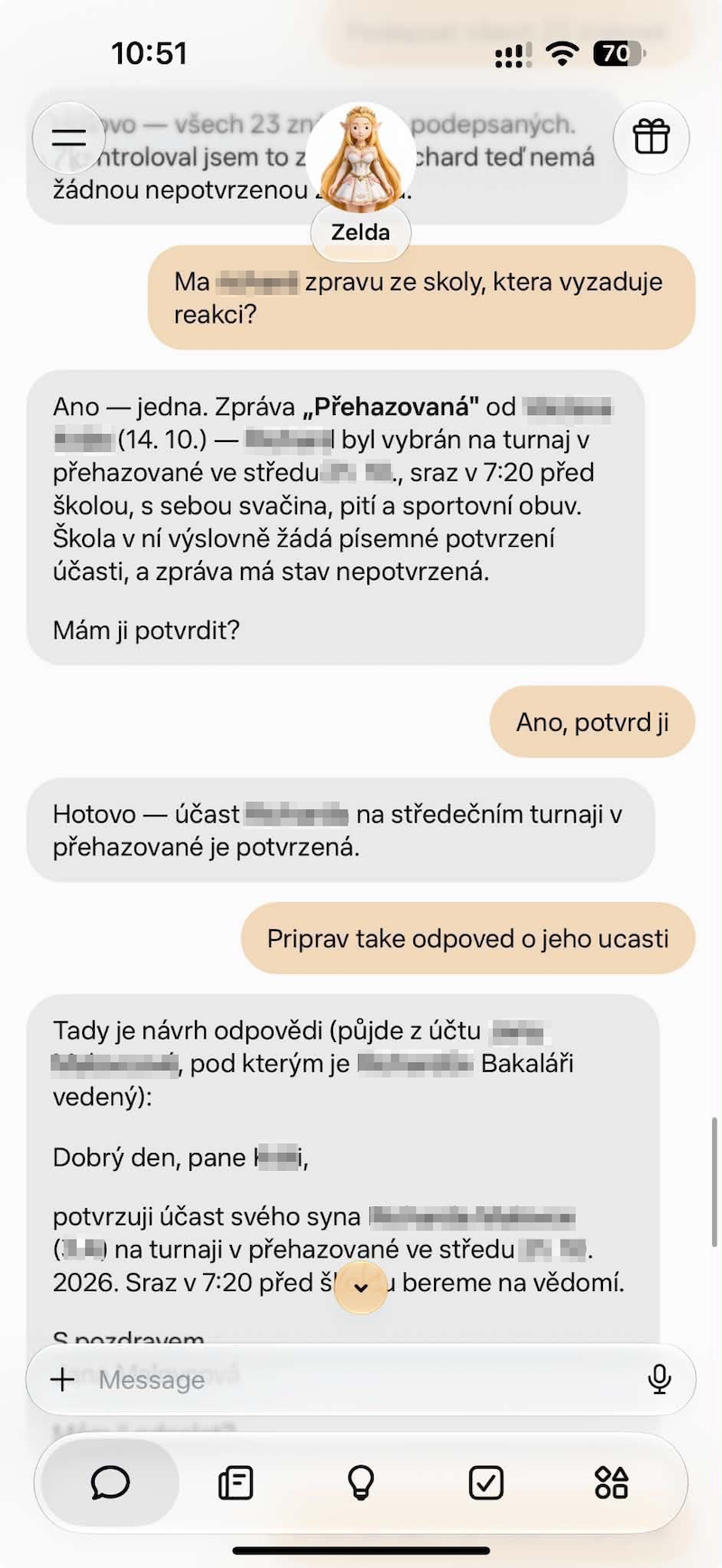Czech conversation reviewing a school tournament message, acknowledging it and drafting a reply