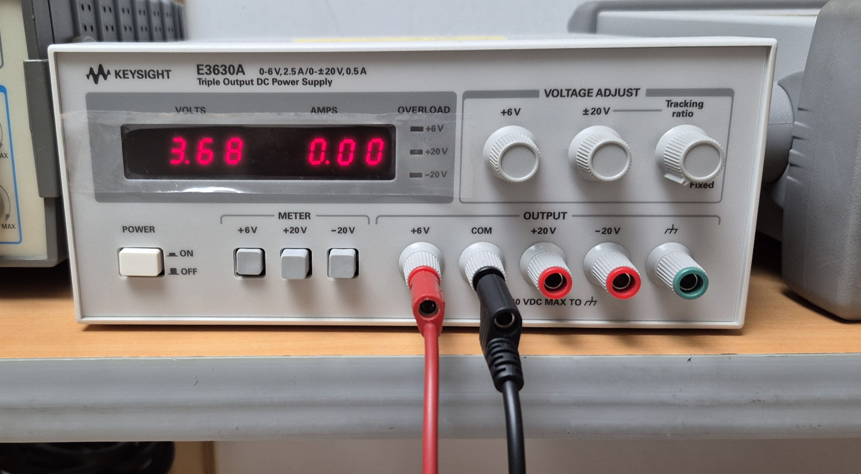 Fuente de laboratorio ajustada en 3.68 V