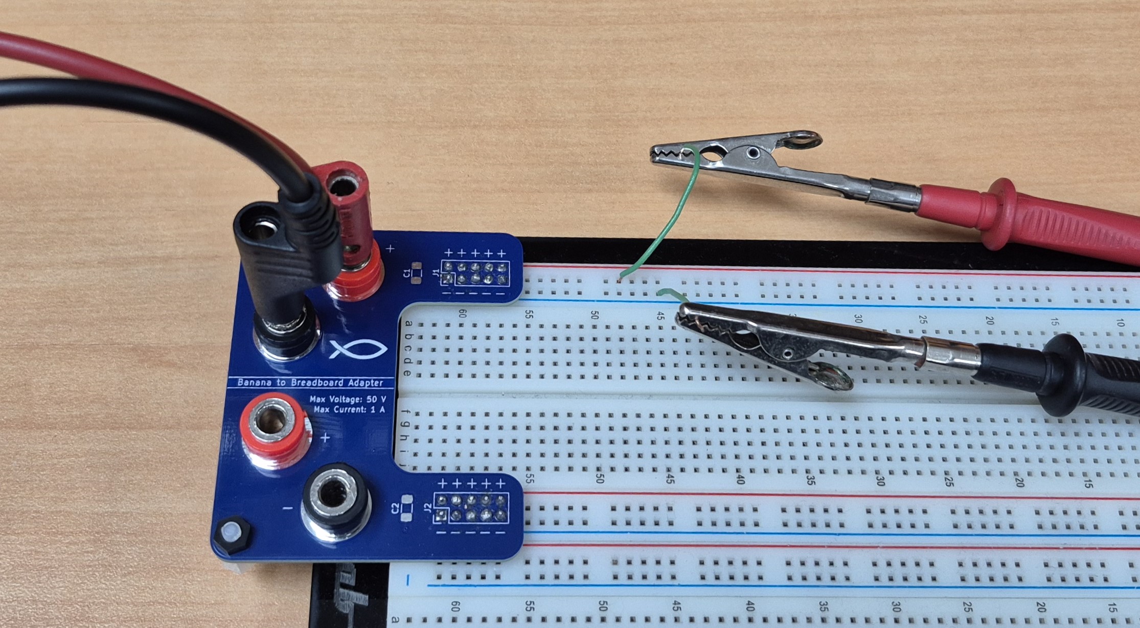 PCB conectada a la fuente y montada en la Protoboard