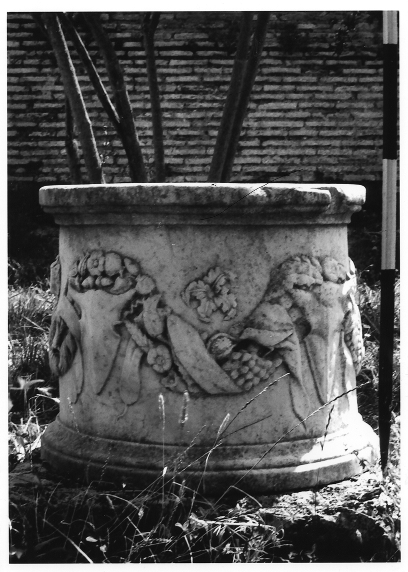 Well head with bucrania