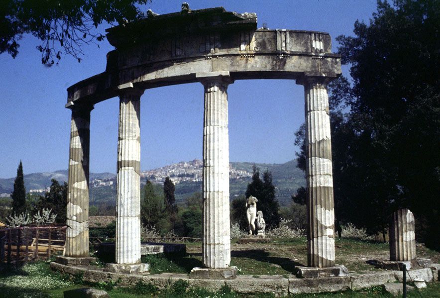 Photograph of the round temple sheltering a copy of the Venus of Cnidus at Hadrian's Villa