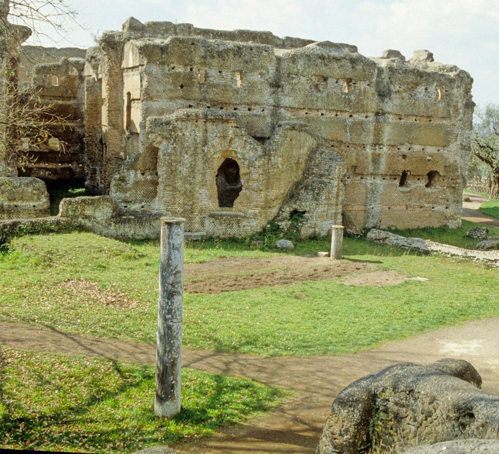 Photograph of the concrete basement remaining from the ruined Podium in the Throne Hall garden at Hadrian's Villa