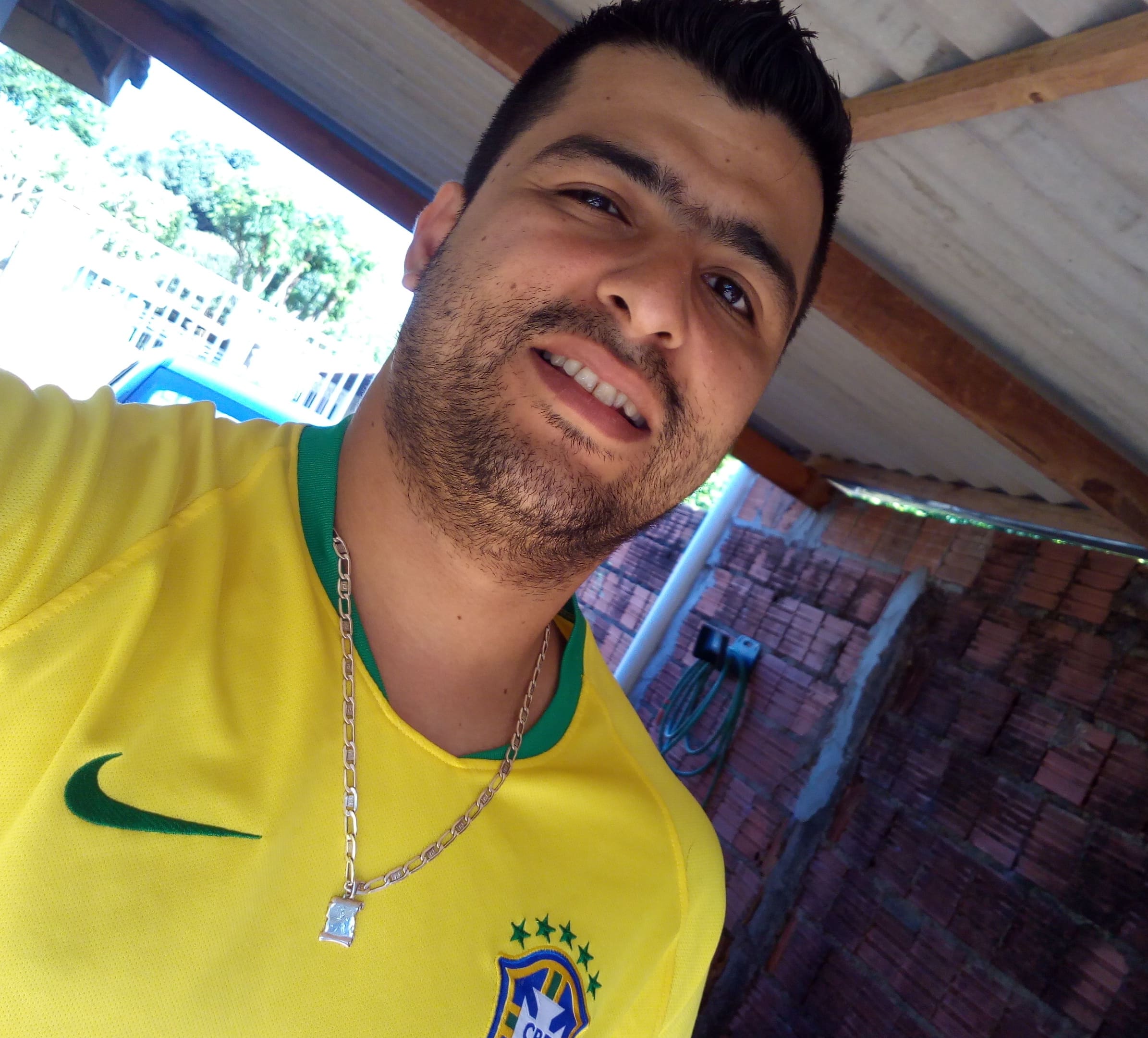 Tryber sorrindo com camiseta do Brasil