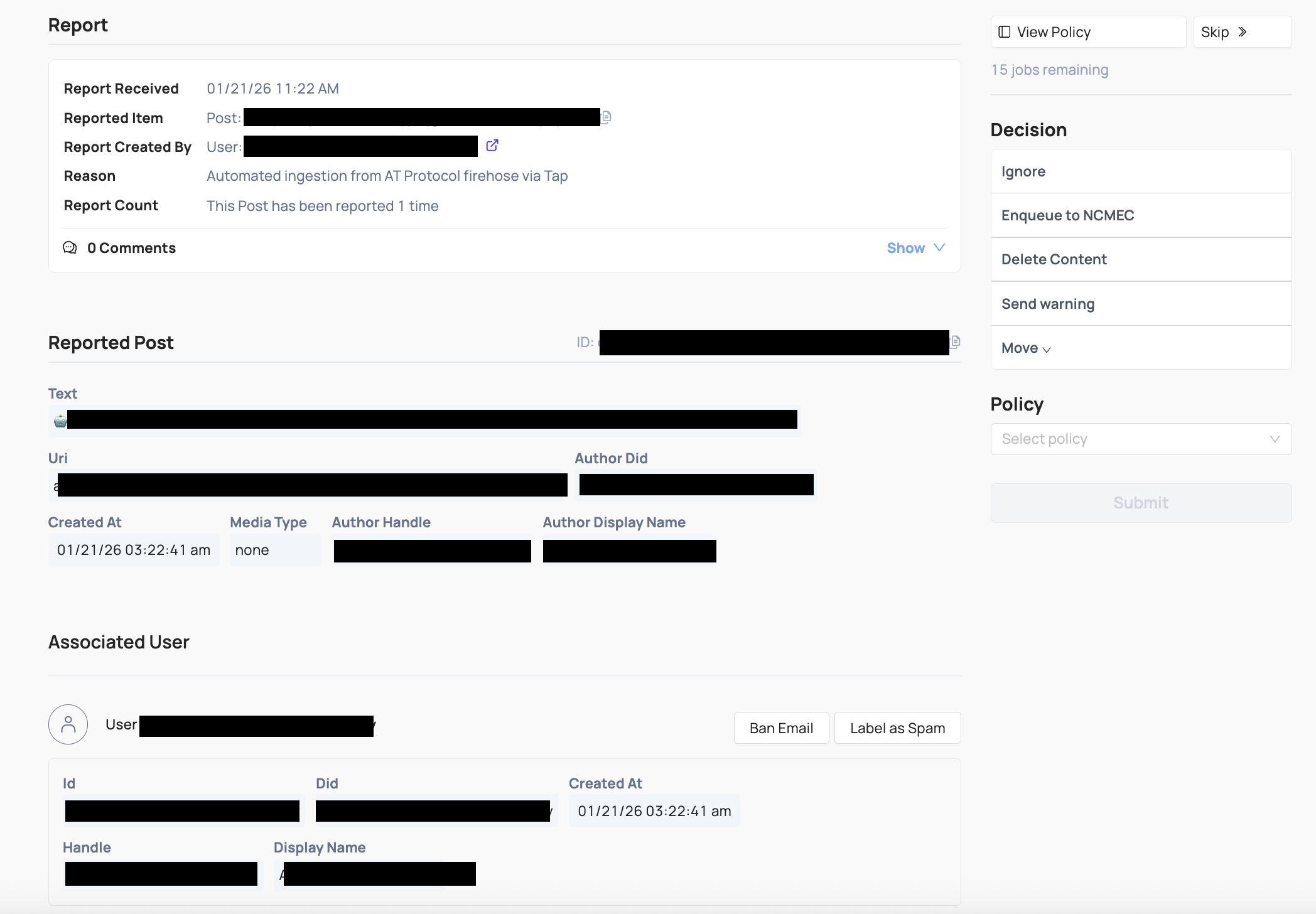 Coop 的審查 Job,使用者資料已遮蔽。畫面顯示收到檢舉的時間、Item 類型、檢舉者與理由、Job 上的檢舉數量及貼文資訊。使用者可加入內部留言、查看政策所列處置指引、選擇決策,或略過 Job。