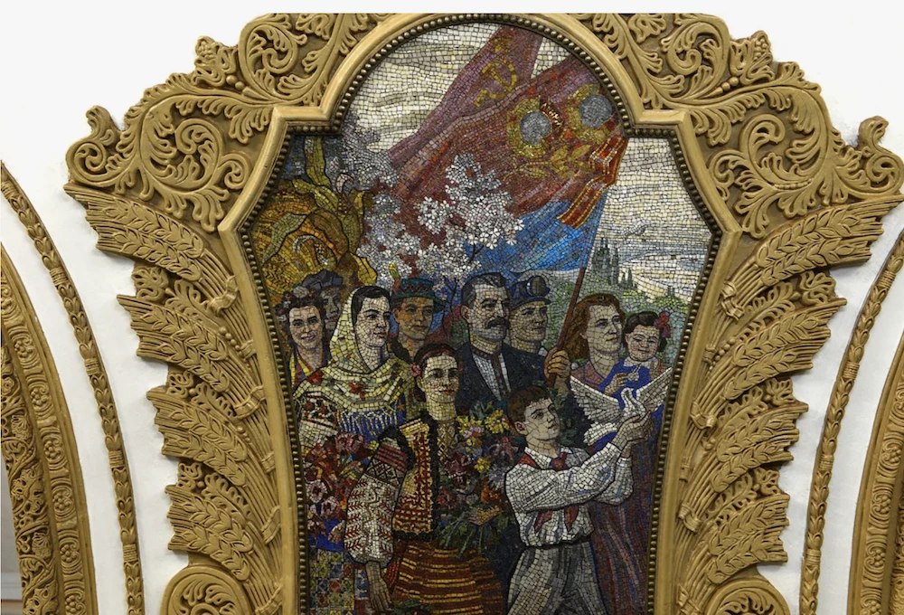 Kievskaya Columns Detail