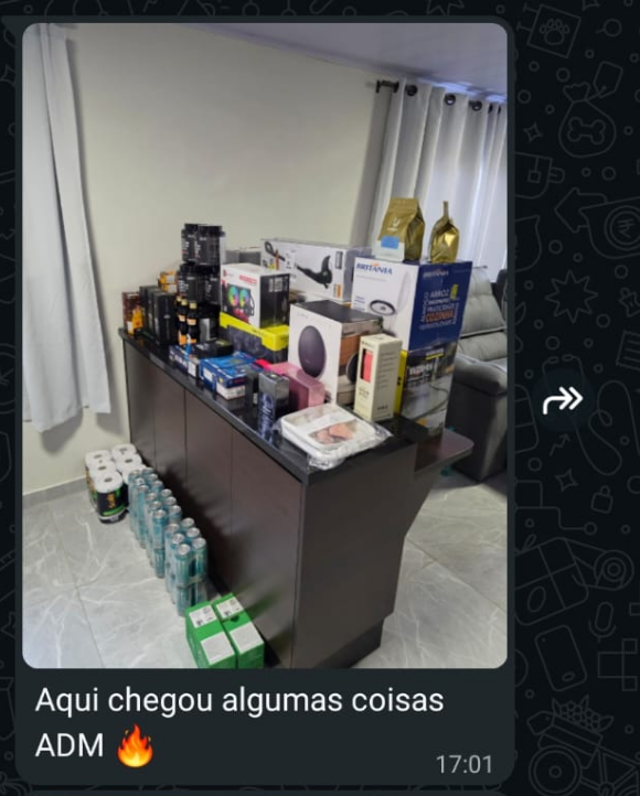 Diversos produtos recebidos por um membro do grupo