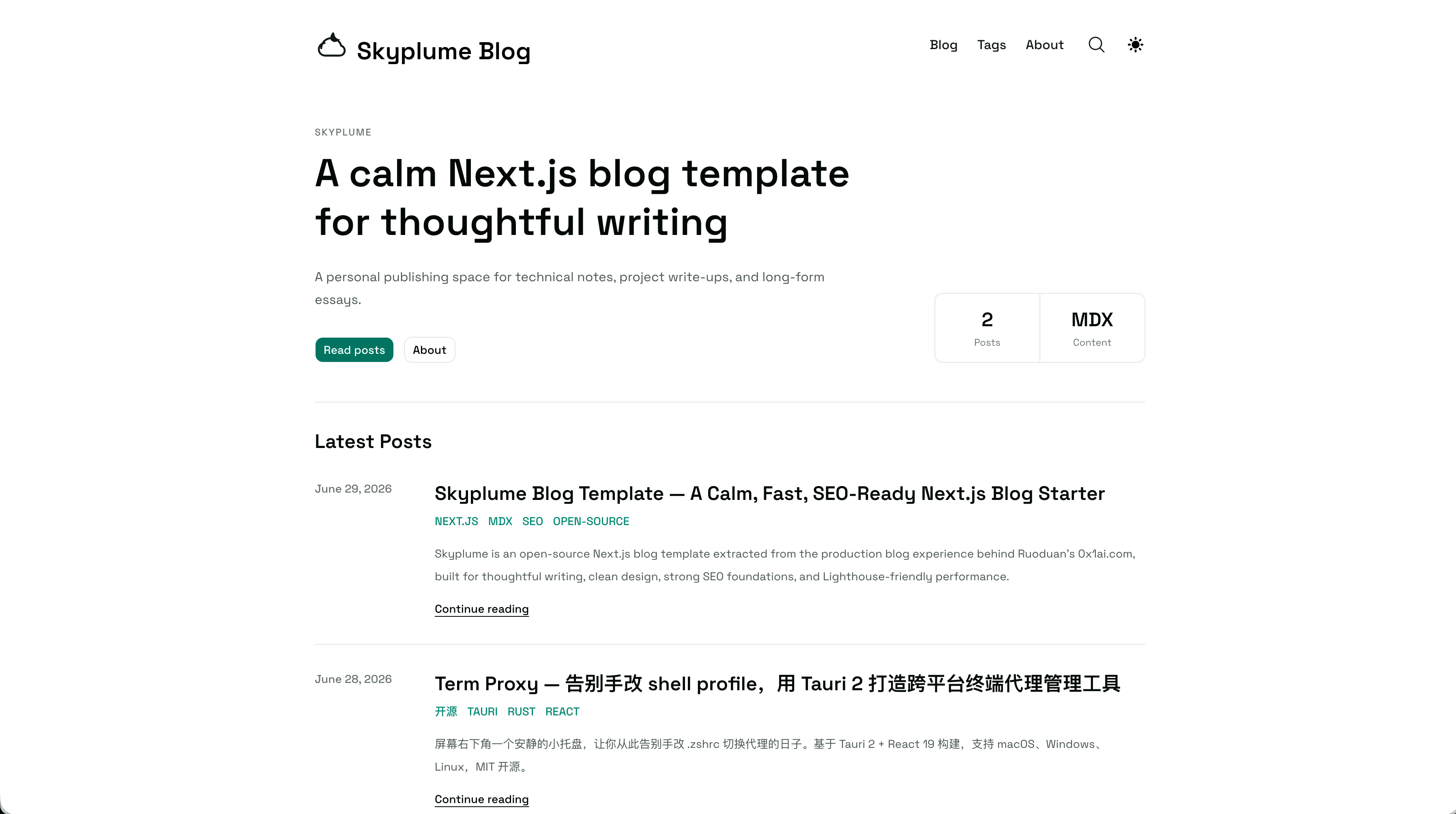 Skyplume 博客模板首页截图，展示了简洁导航、首屏介绍、文章列表和内容优先的排版风格