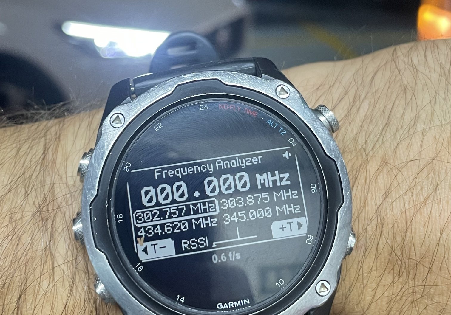 A Flipper Sub-GHz Frequency Analyzer is visible on the Garmin at night while the Flipper stays in a bag
