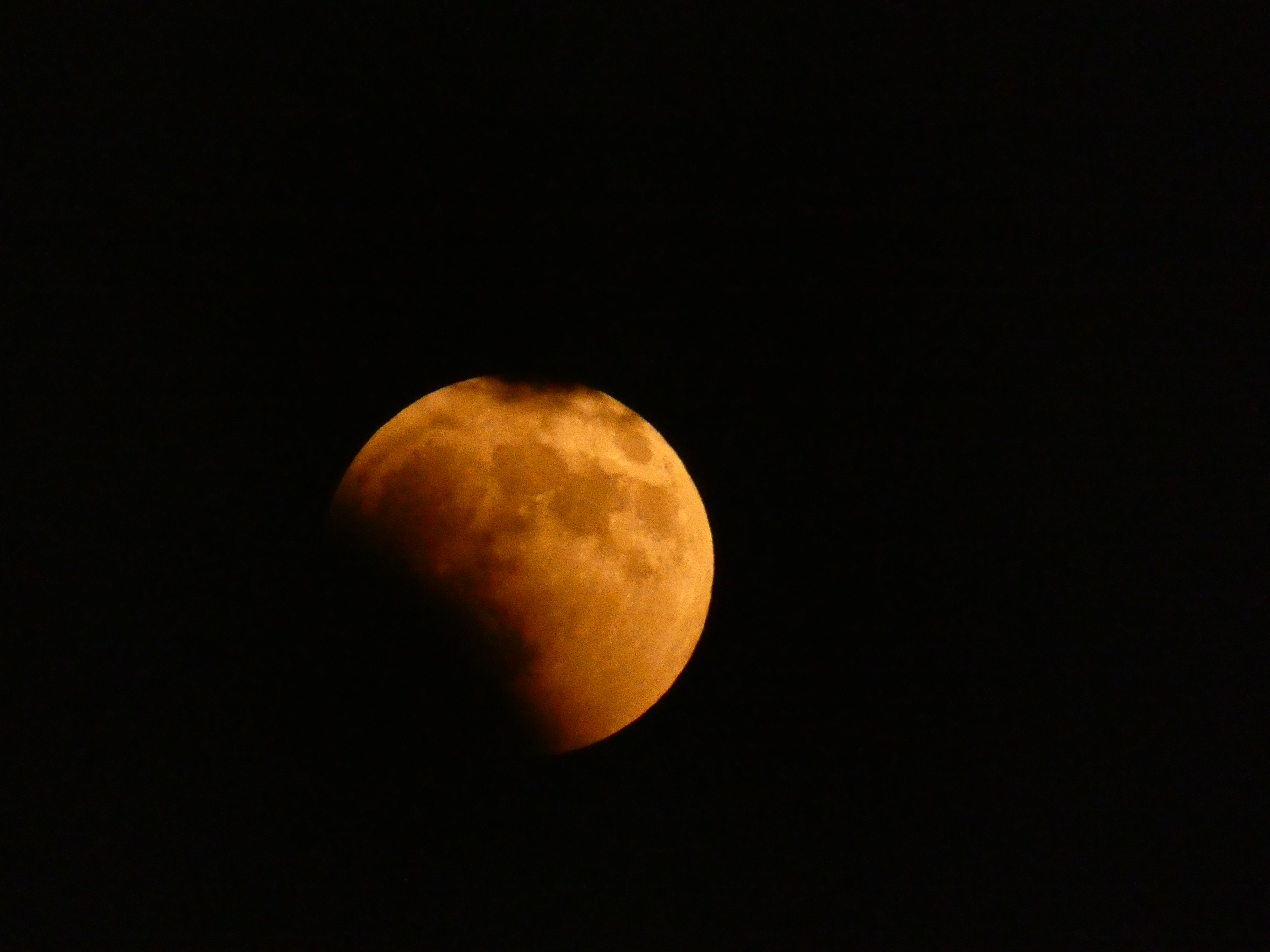 P1100585_lunareclipse3.JPG