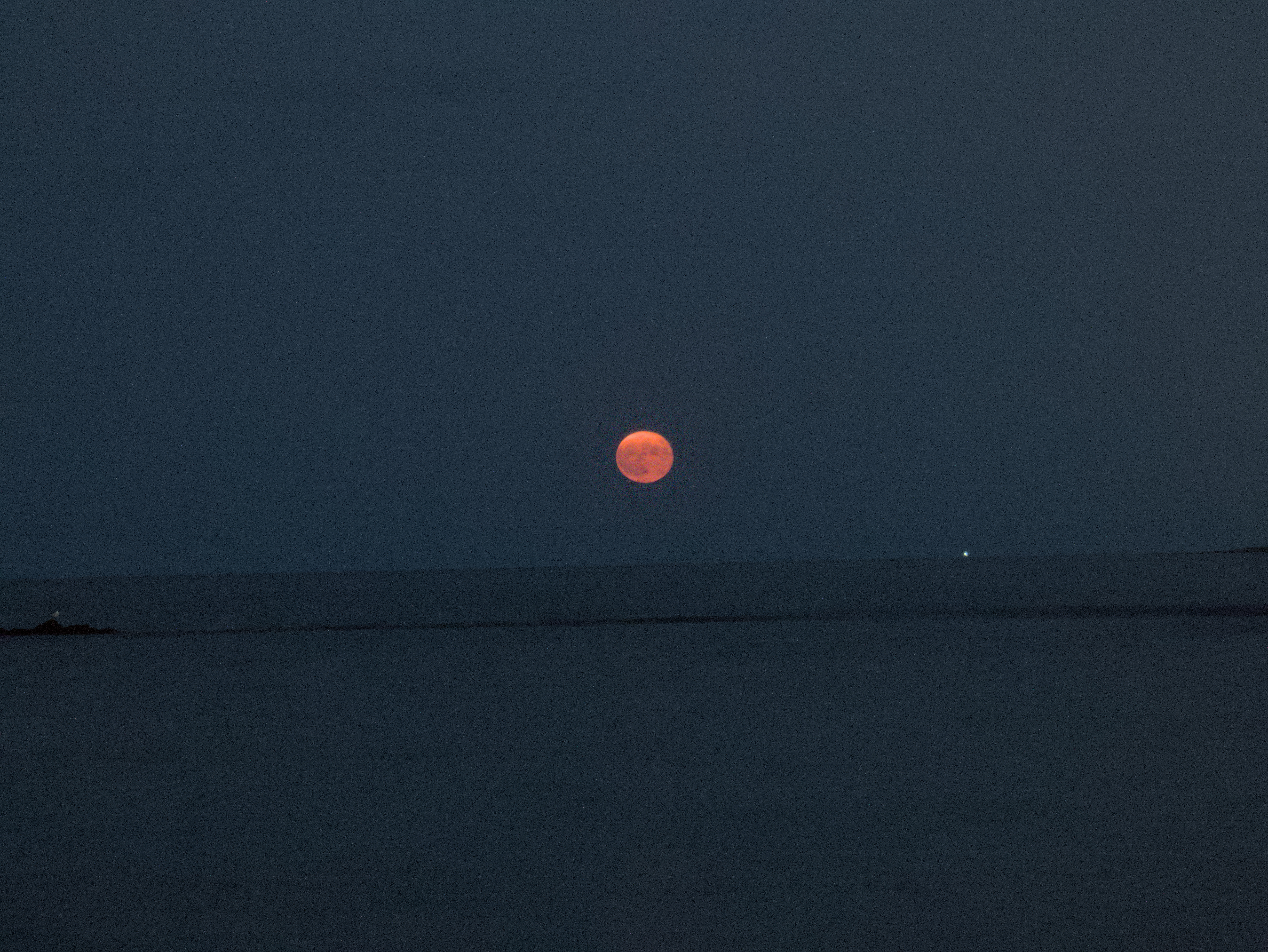 _1220408_supermoonrise_01.jpg