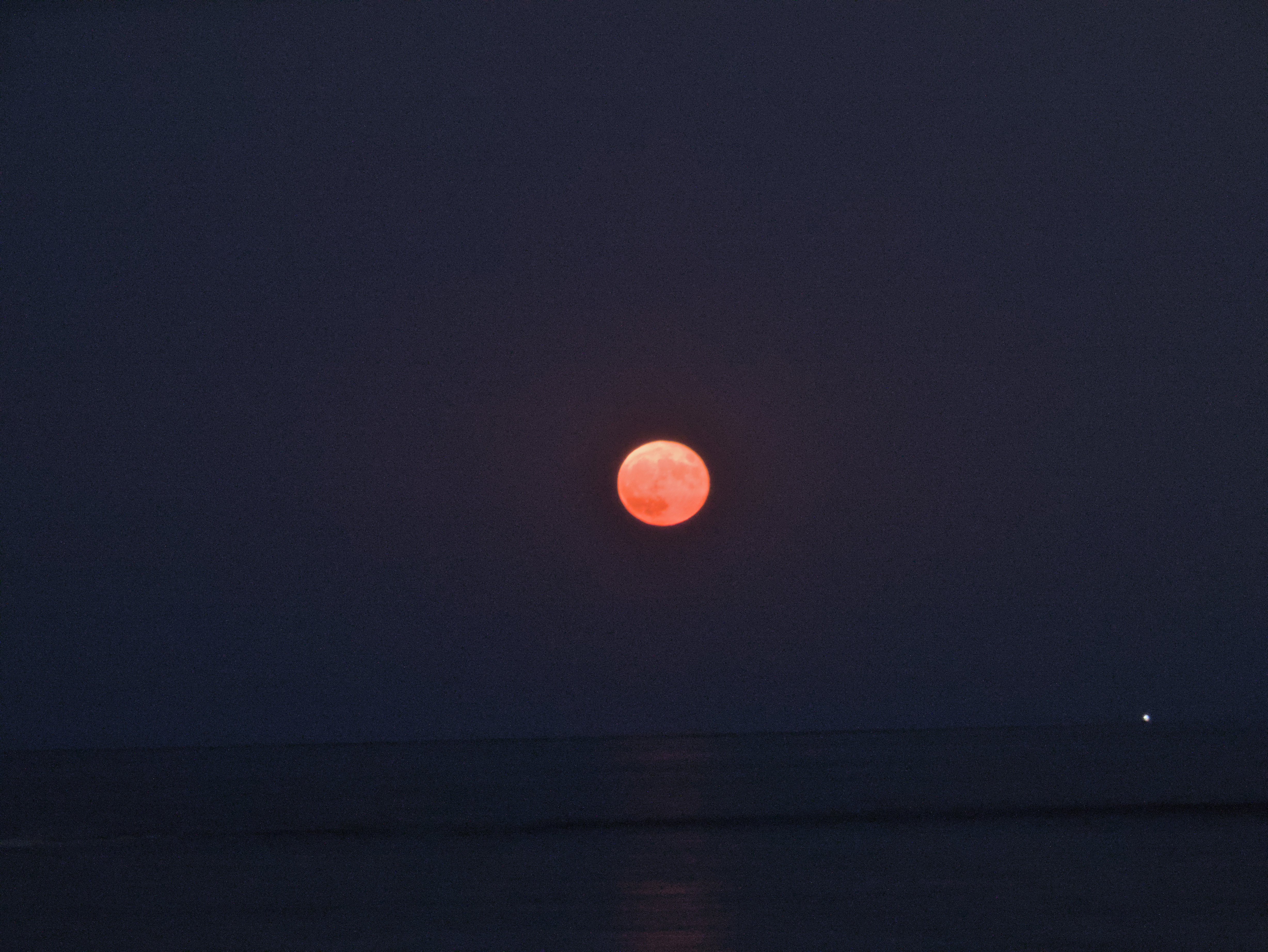 _1220412_red_supermoon.jpg
