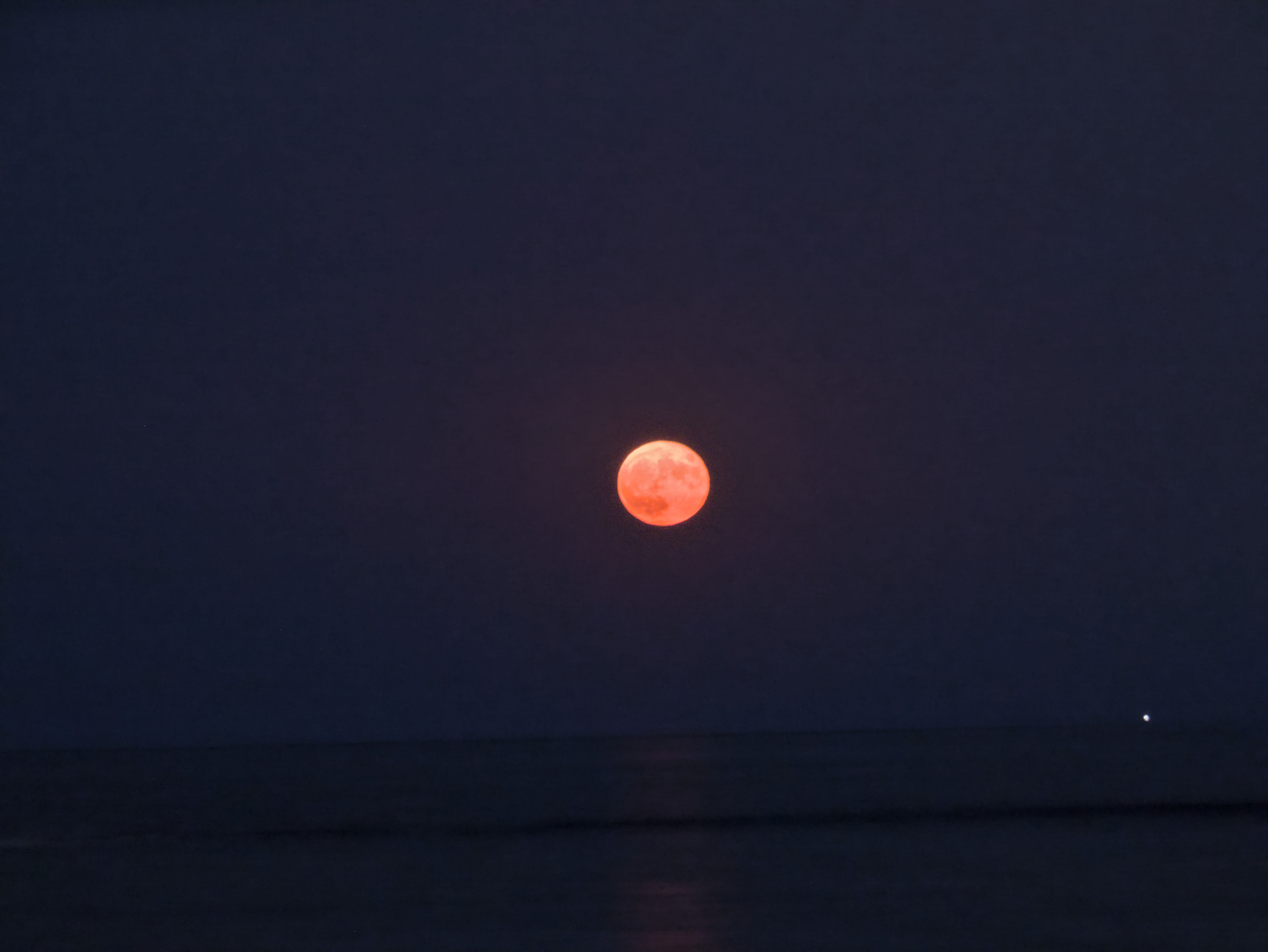 _1220412_red_supermoon_01.jpg