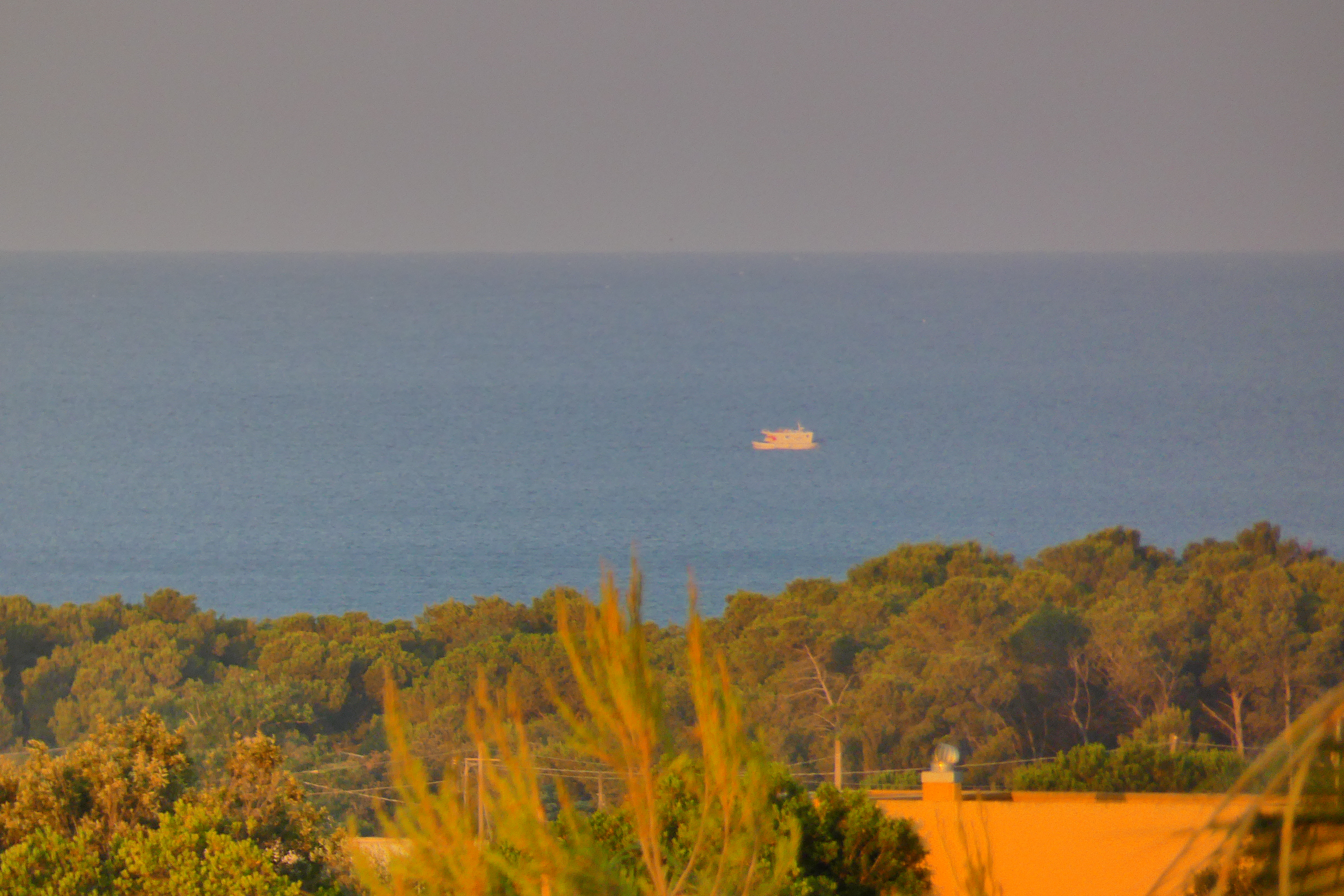 P1270190_distant_boat_2.JPG