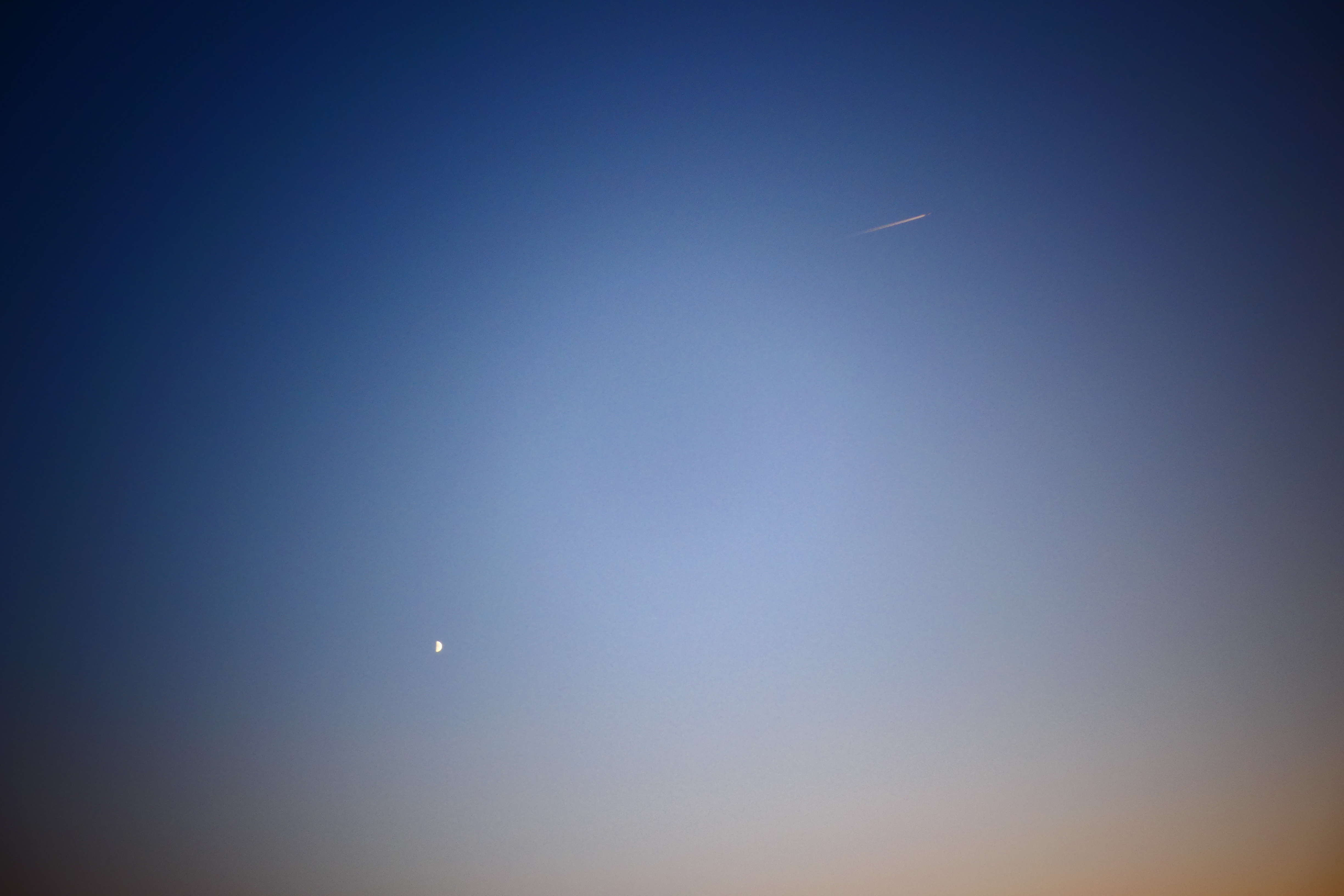 P1270687_plane+moon.JPG