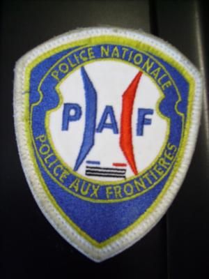 J'ai eu beaucoup de mal à ne pas rire quand à la frontière espagnole, un moustachu m'a dit "PAF, vos papiers". Logo de la Police aux frontières