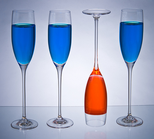 Évitez les exceptions pour les cas particulière, gérez les cas particulier en précisant l'exception. Vous suivez ? Photo de 3 verres remplis d'un liquide bleu, et d'un rempli d'un liquide rouge, posé à l'envers.