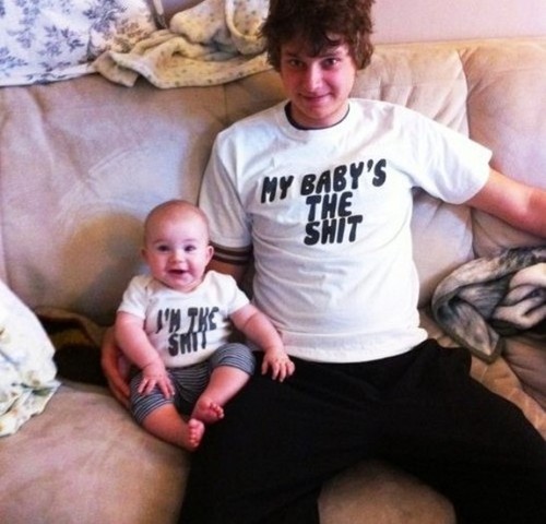 Photo d'un père et son fils traitant son fils de merde