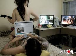 Guitariste et geek nus l'un sur l'autre