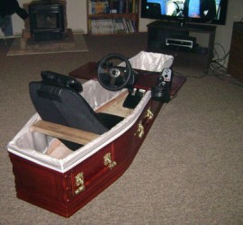 Cerceuil aménagé en simulateur de course