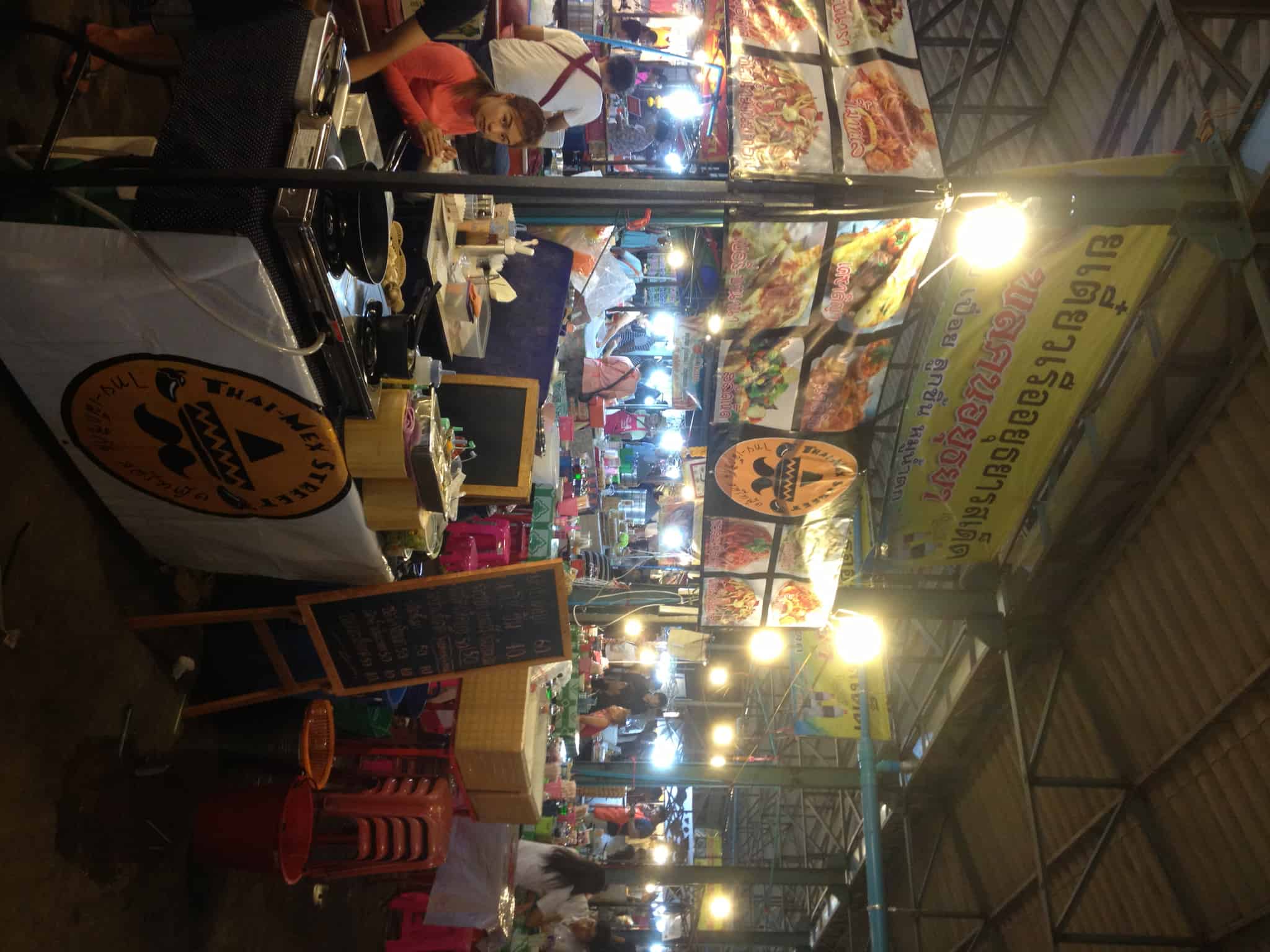 市場のアユタヤ麺