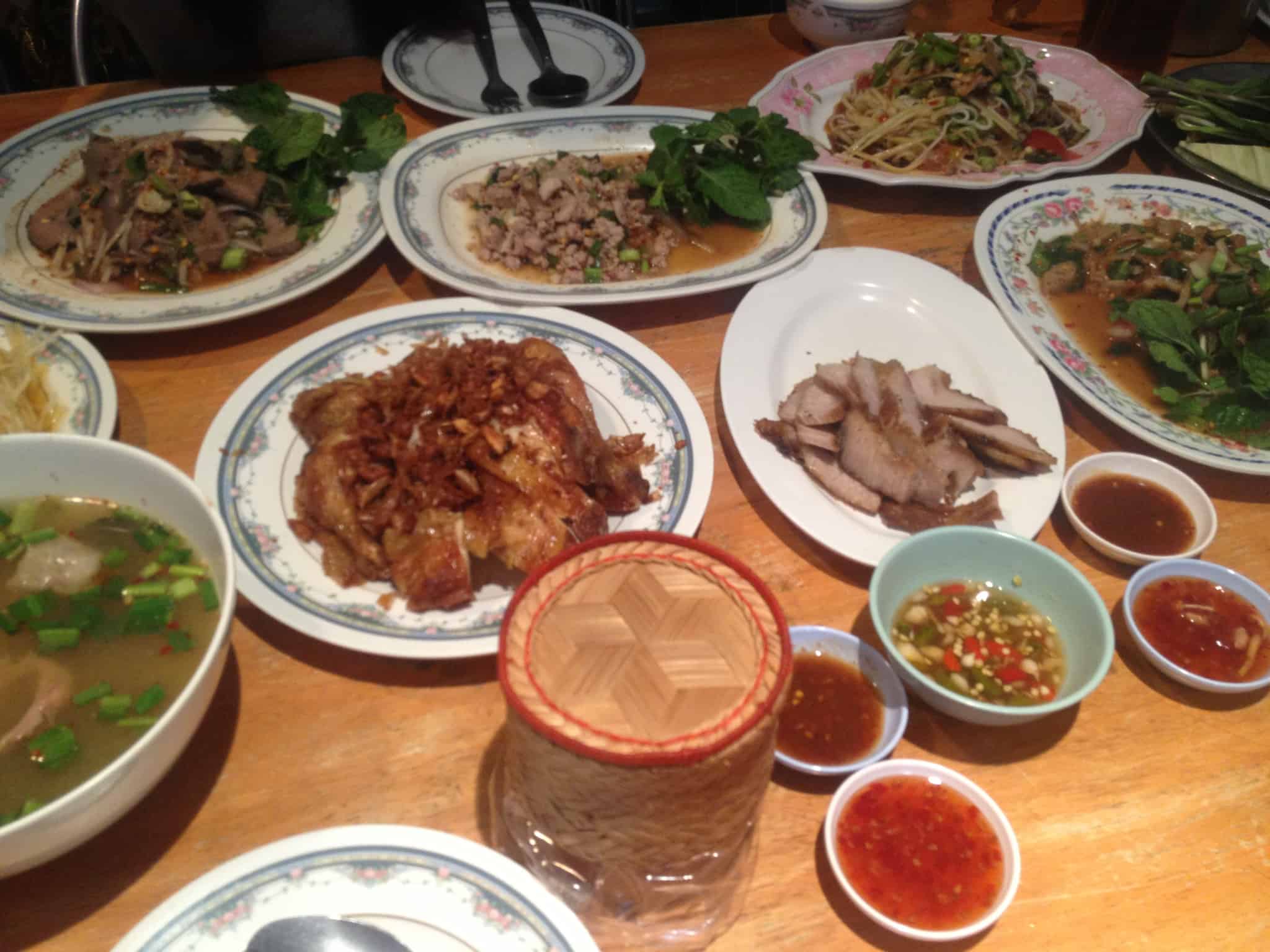 タイ料理の食卓