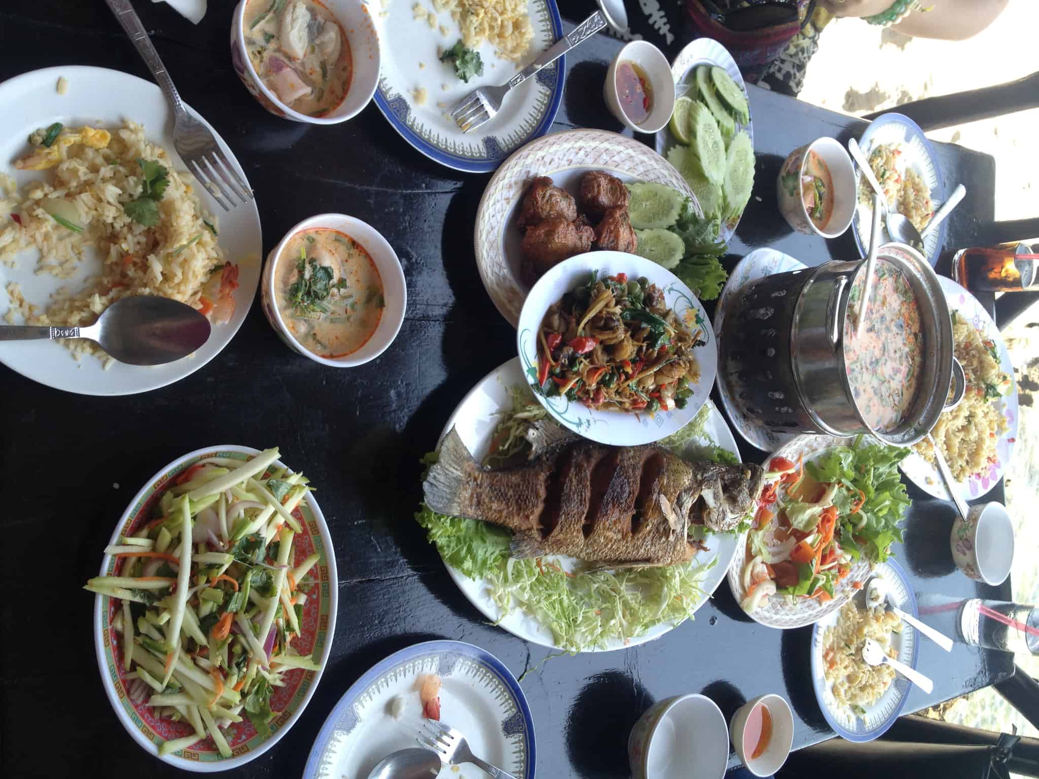 タイ料理の食卓