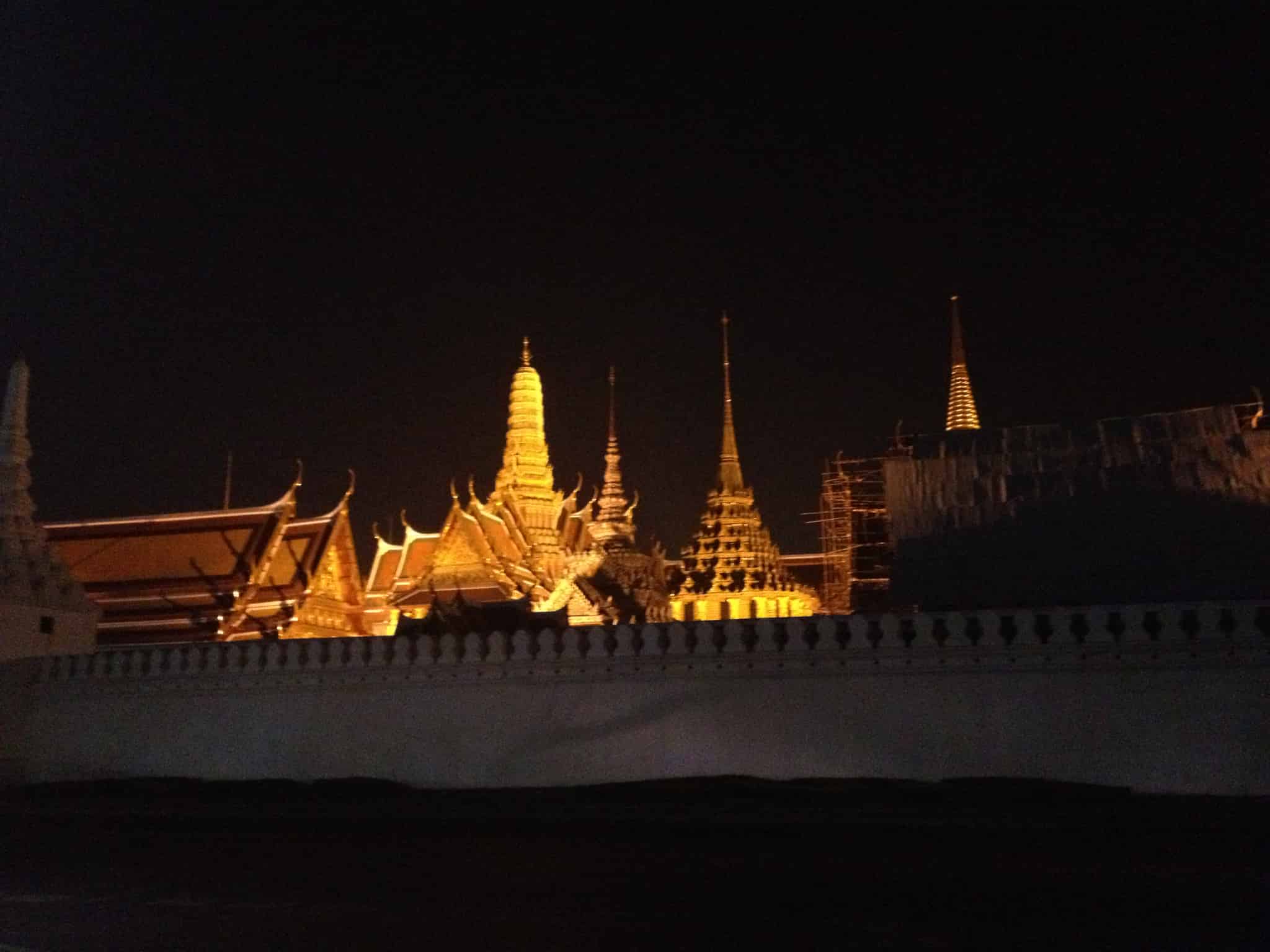 夜の仏塔・ライトアップ