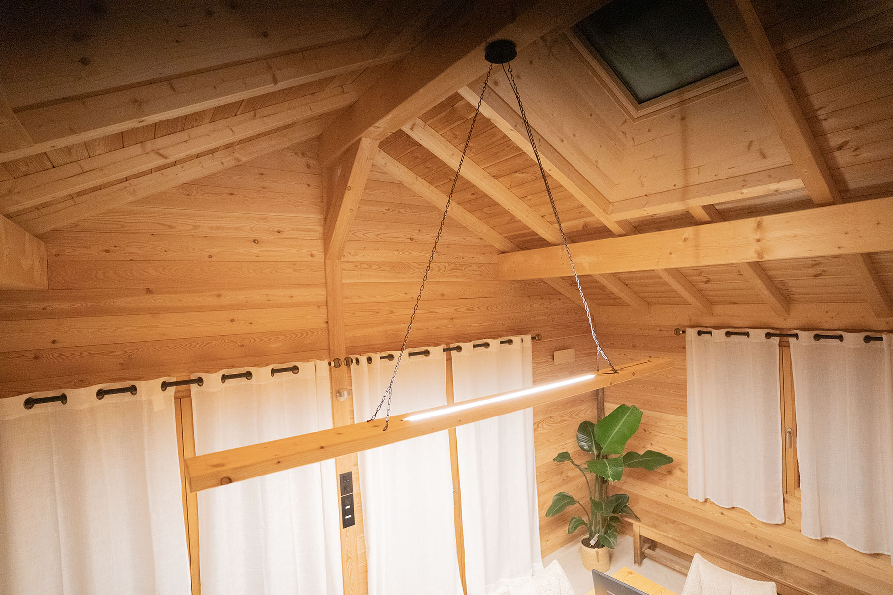 Grand luminaire plat sur mesure en bois