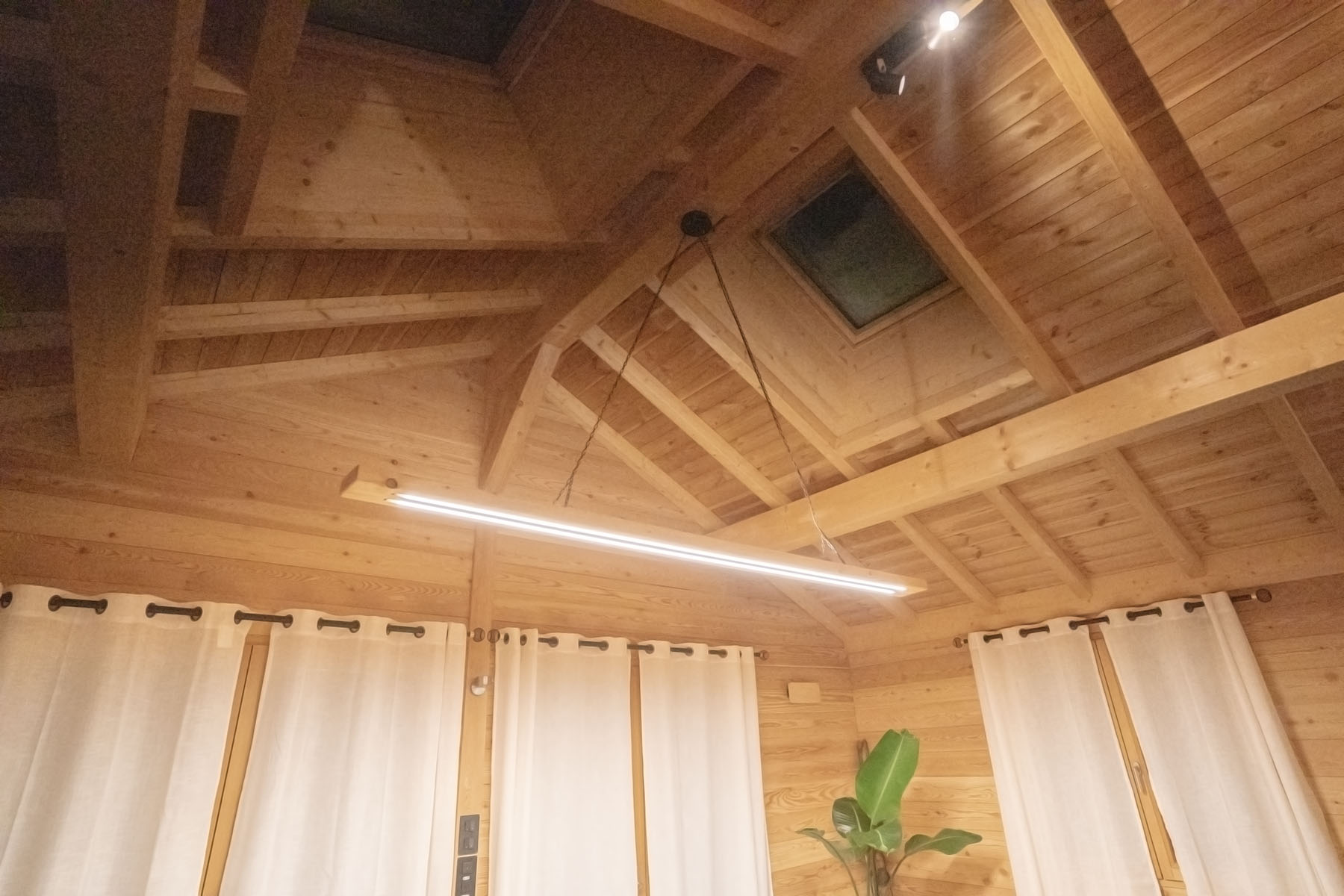 Grand luminaire plat bois - vue de profil
