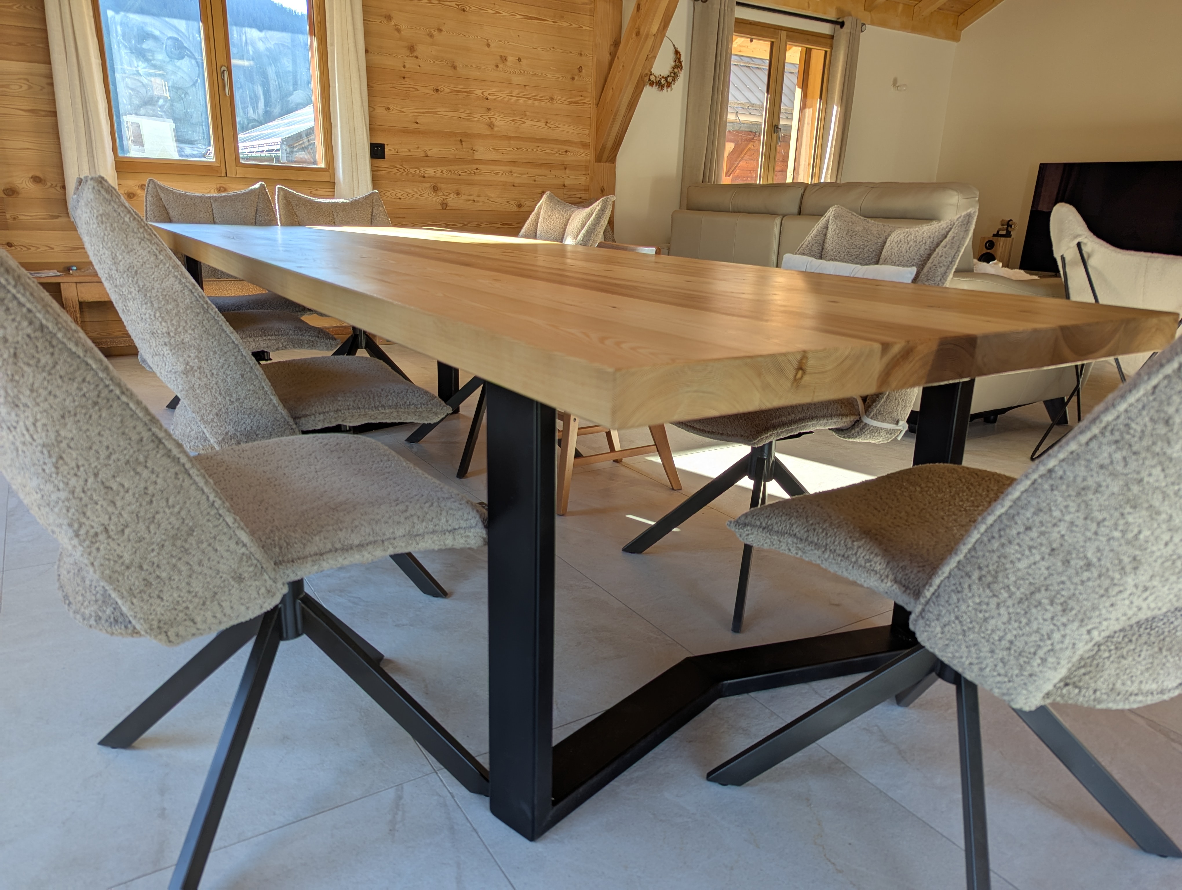 Grande table bois et métal vue ensemble