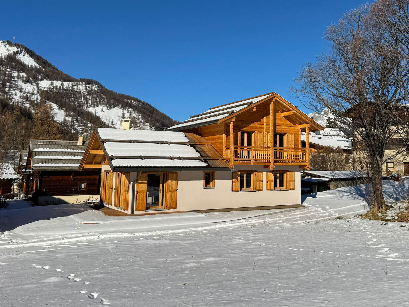 Chalet Agnel sous la neige en hiver