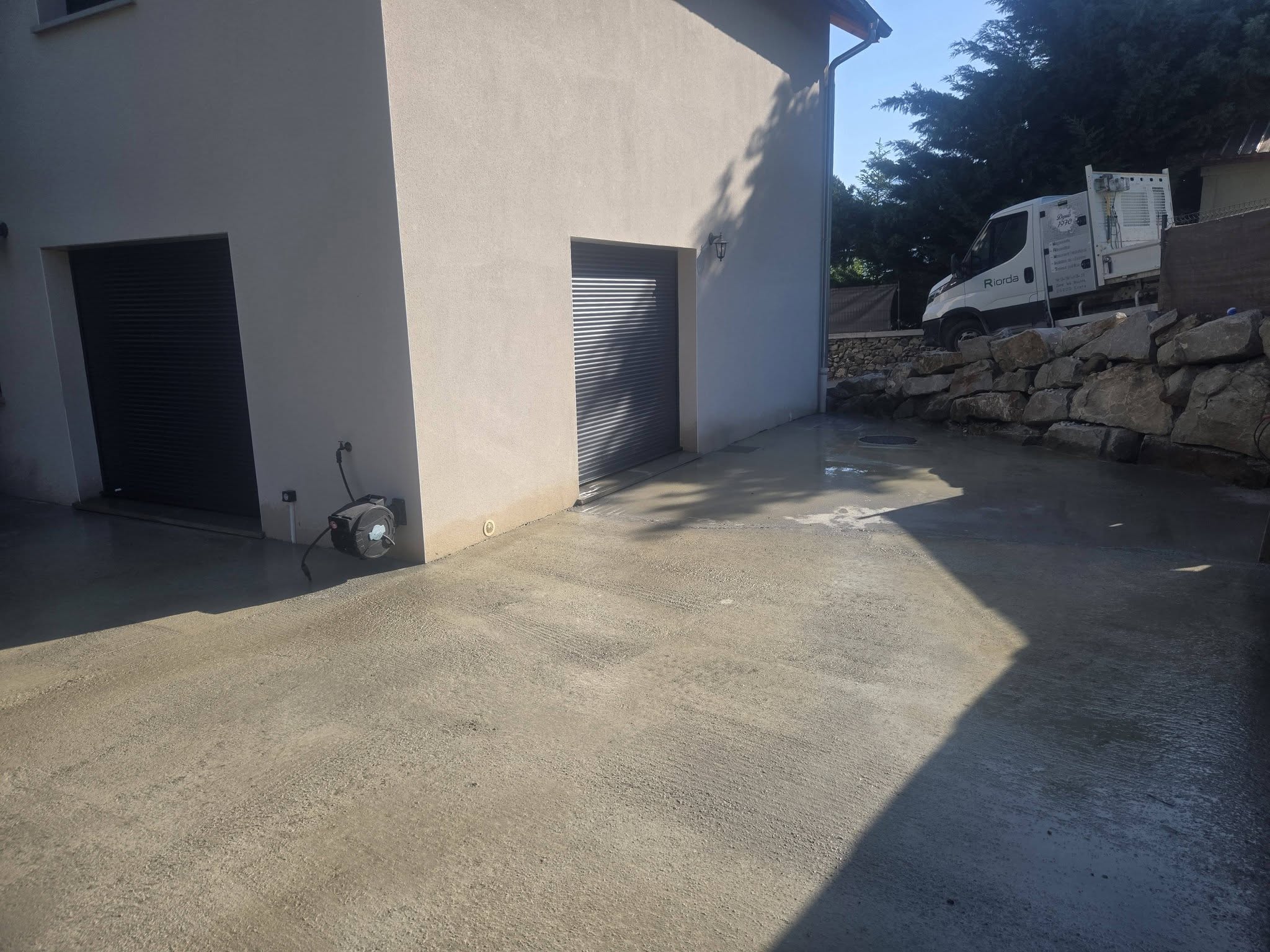 Dalle béton coulée pour une terrasse, réalisée par Riorda Maçonnerie
