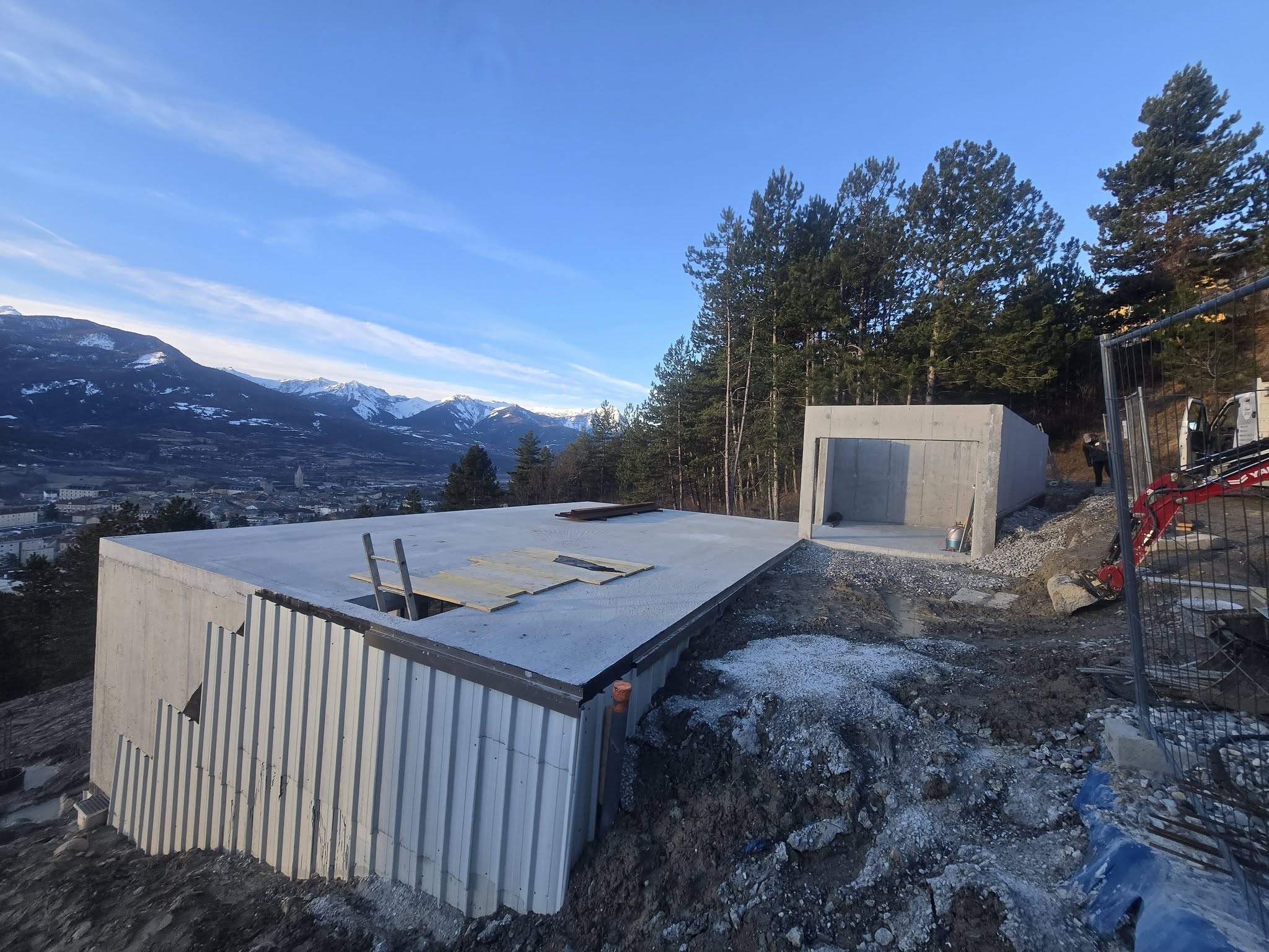 Vide sanitaire, dalle et garage en béton banché, chantier Riorda