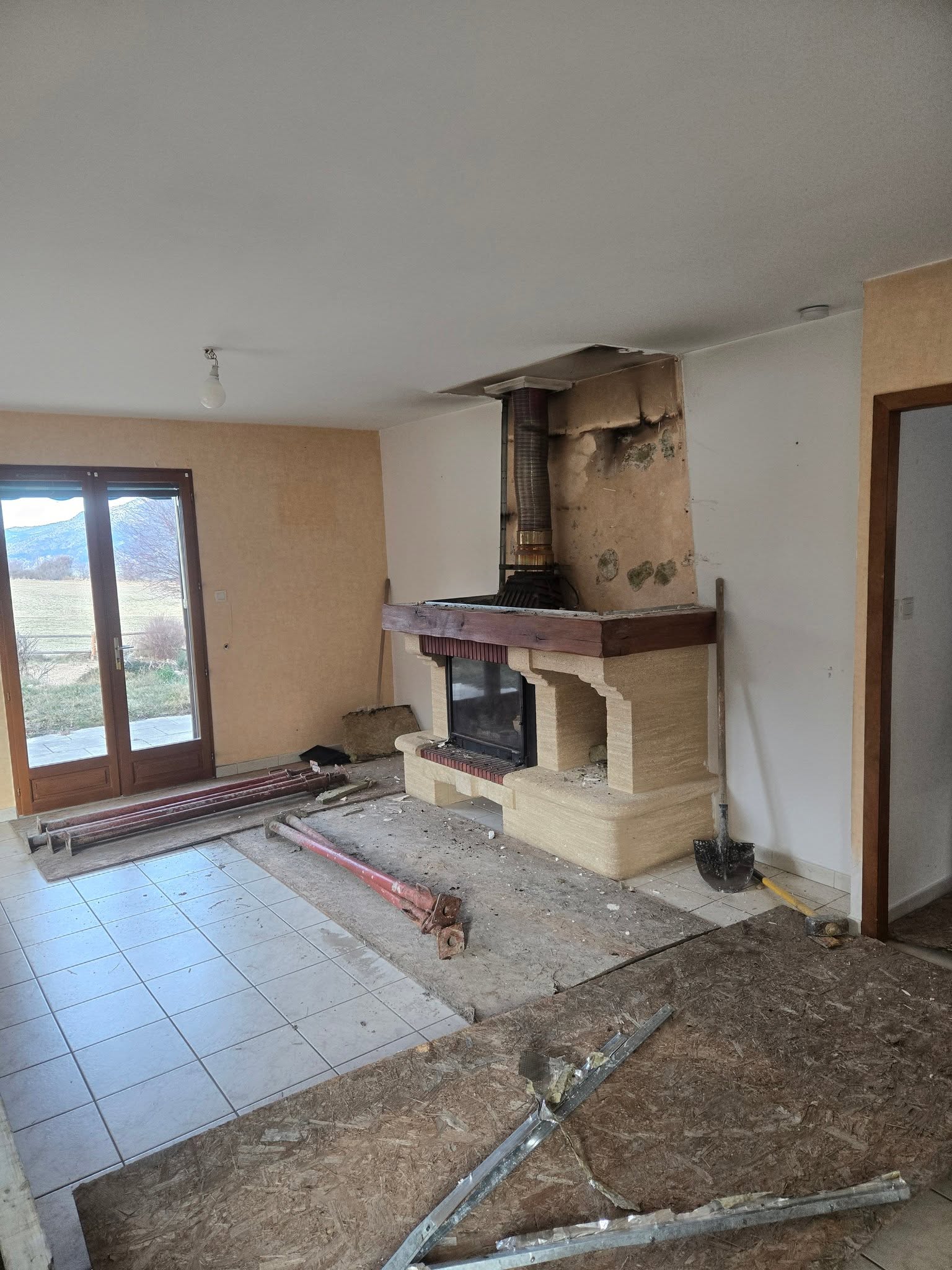Démolition d'une cheminée et ouverture du mur, chantier Riorda