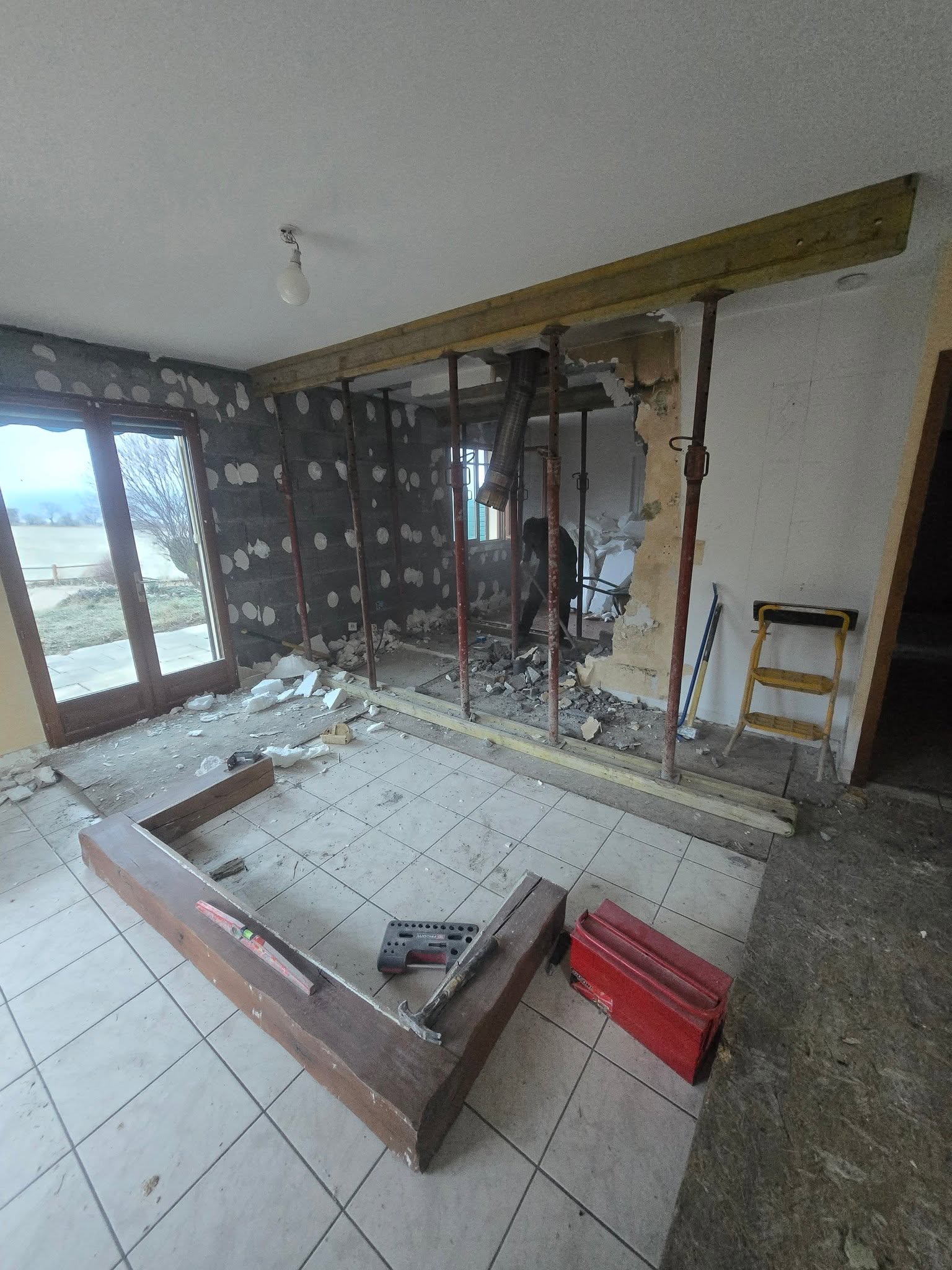 Démolition d'une cheminée et ouverture du mur, vue 2