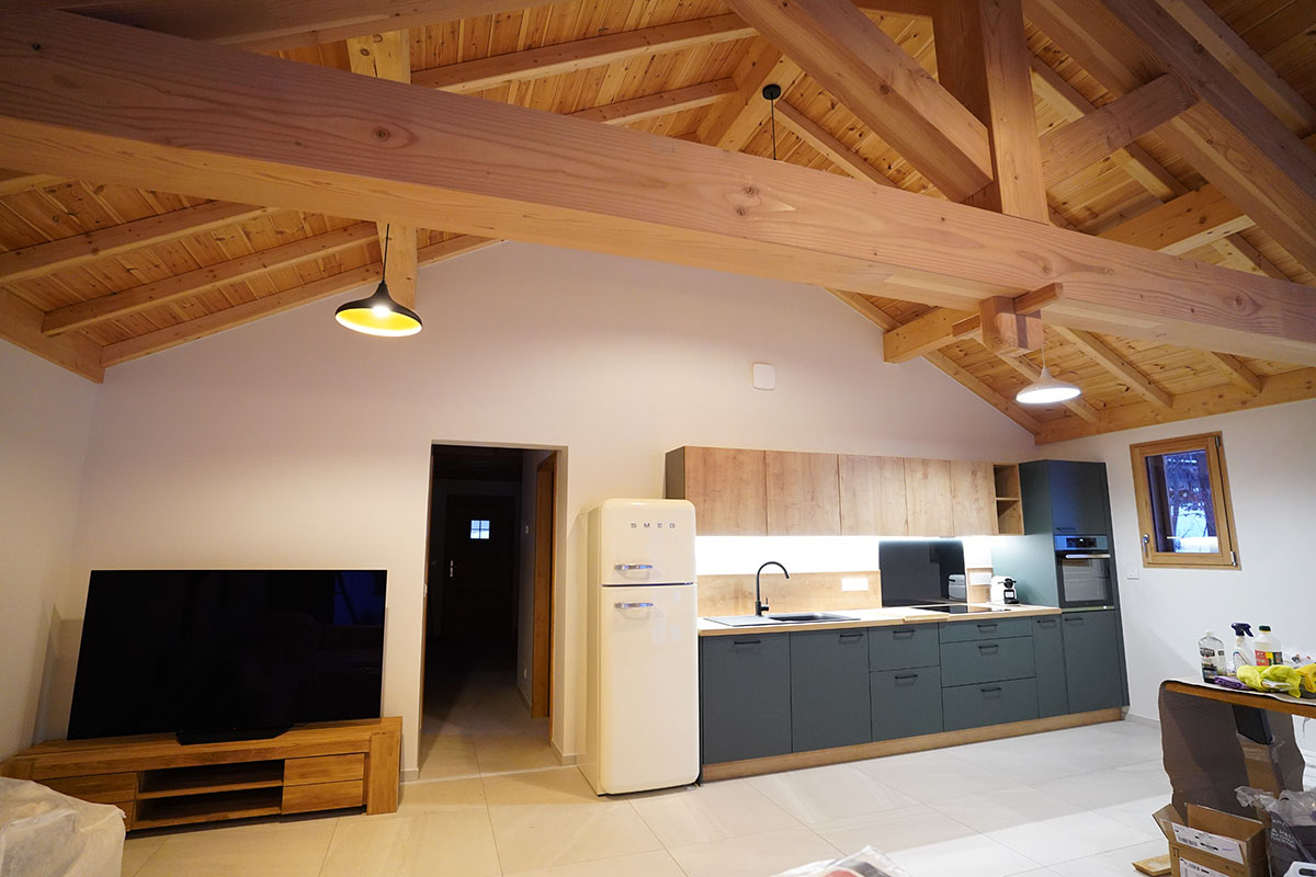 Cuisine et salon moderne avec poêle à granulés