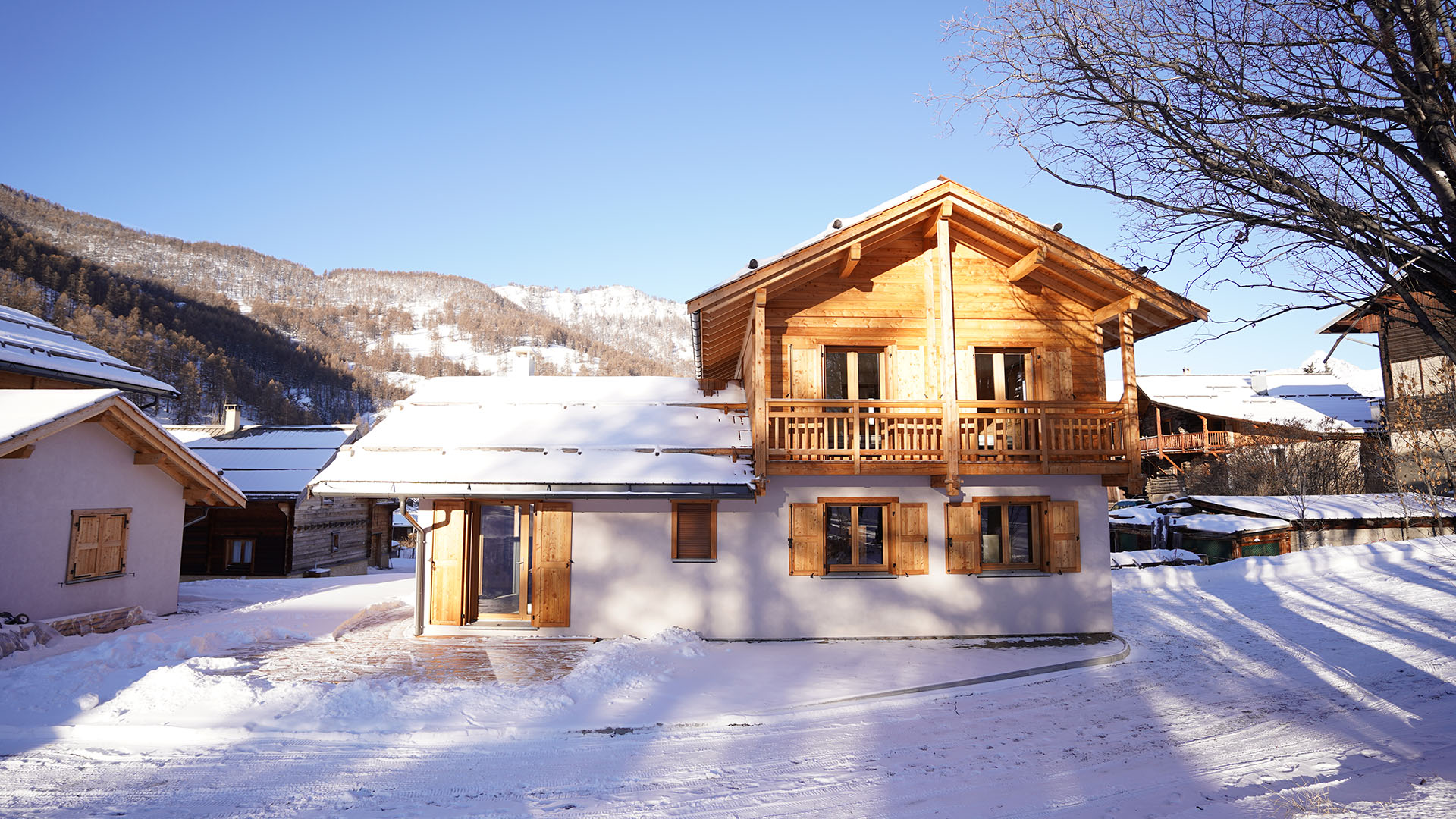 Vue extérieure du chalet enneigé