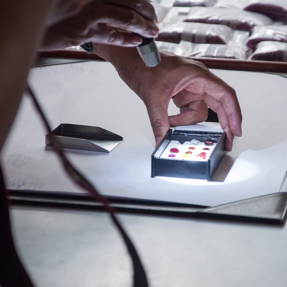 AIGS (Asian Institute of Gemological Sciences)