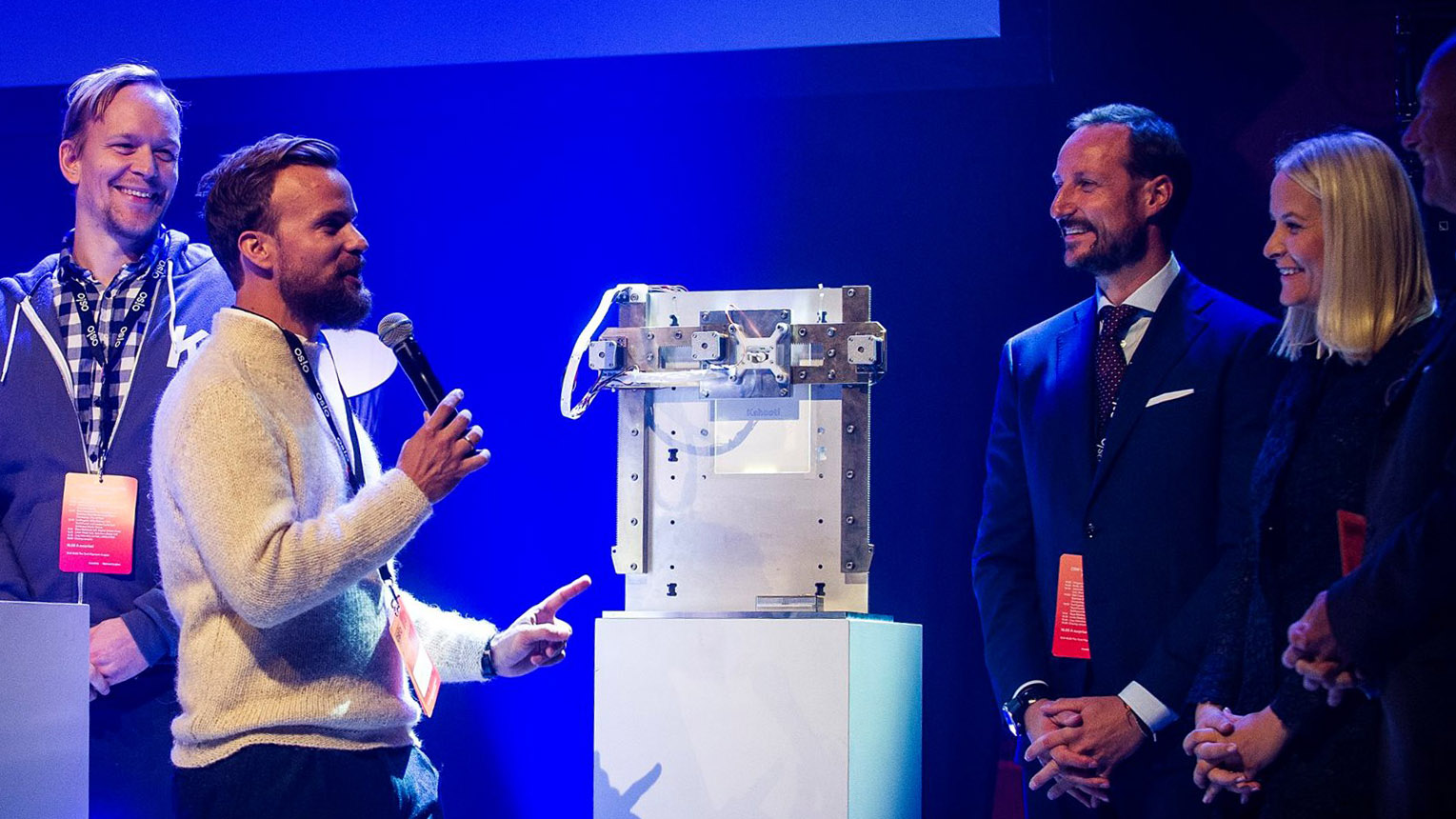 Trophy for the 2016 Oslo Innovation Award - printing diploma on stage