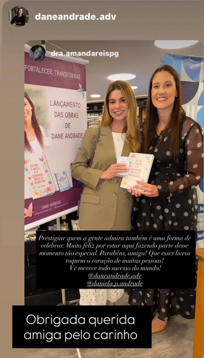 Amigas prestigiando o lançamento do livro
